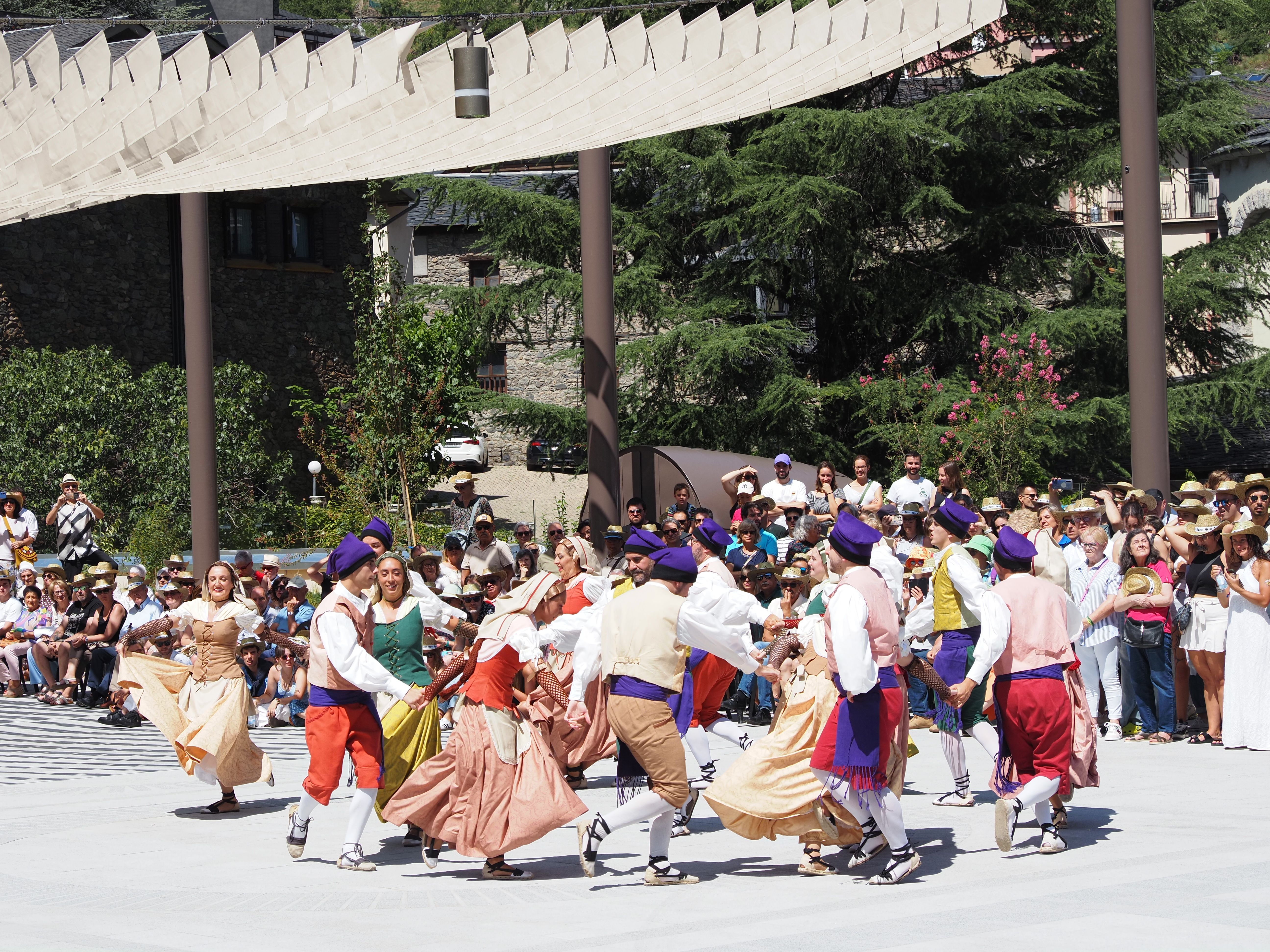 L'Esbart d'Andorra la Vella ballant el Contrapàs. L'Esbart d'Andorra la Vella ballant el Contrapàs.