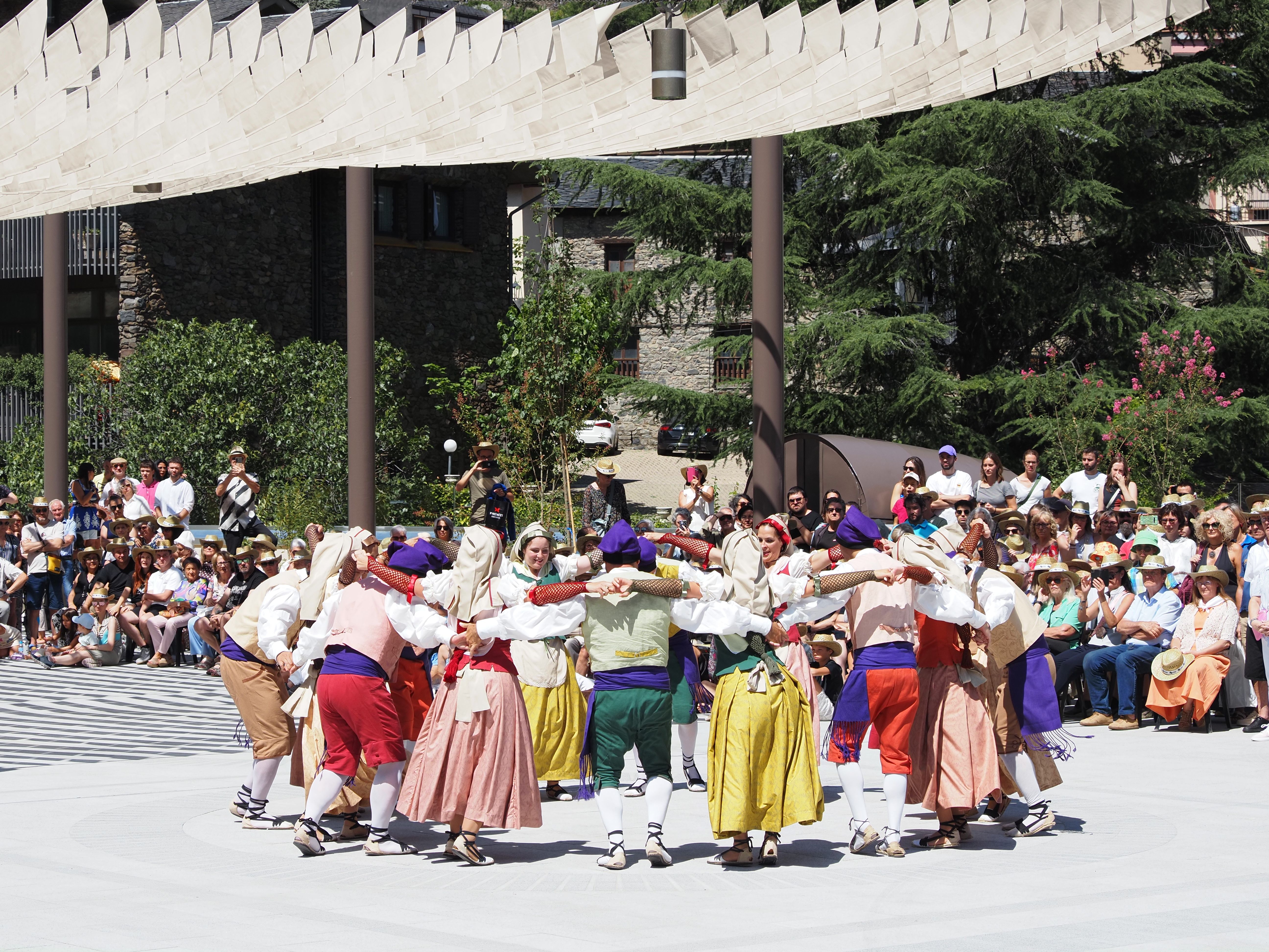 L'Esbart d'Andorra la Vella ballant el Contrapàs. L'Esbart d'Andorra la Vella ballant el Contrapàs.