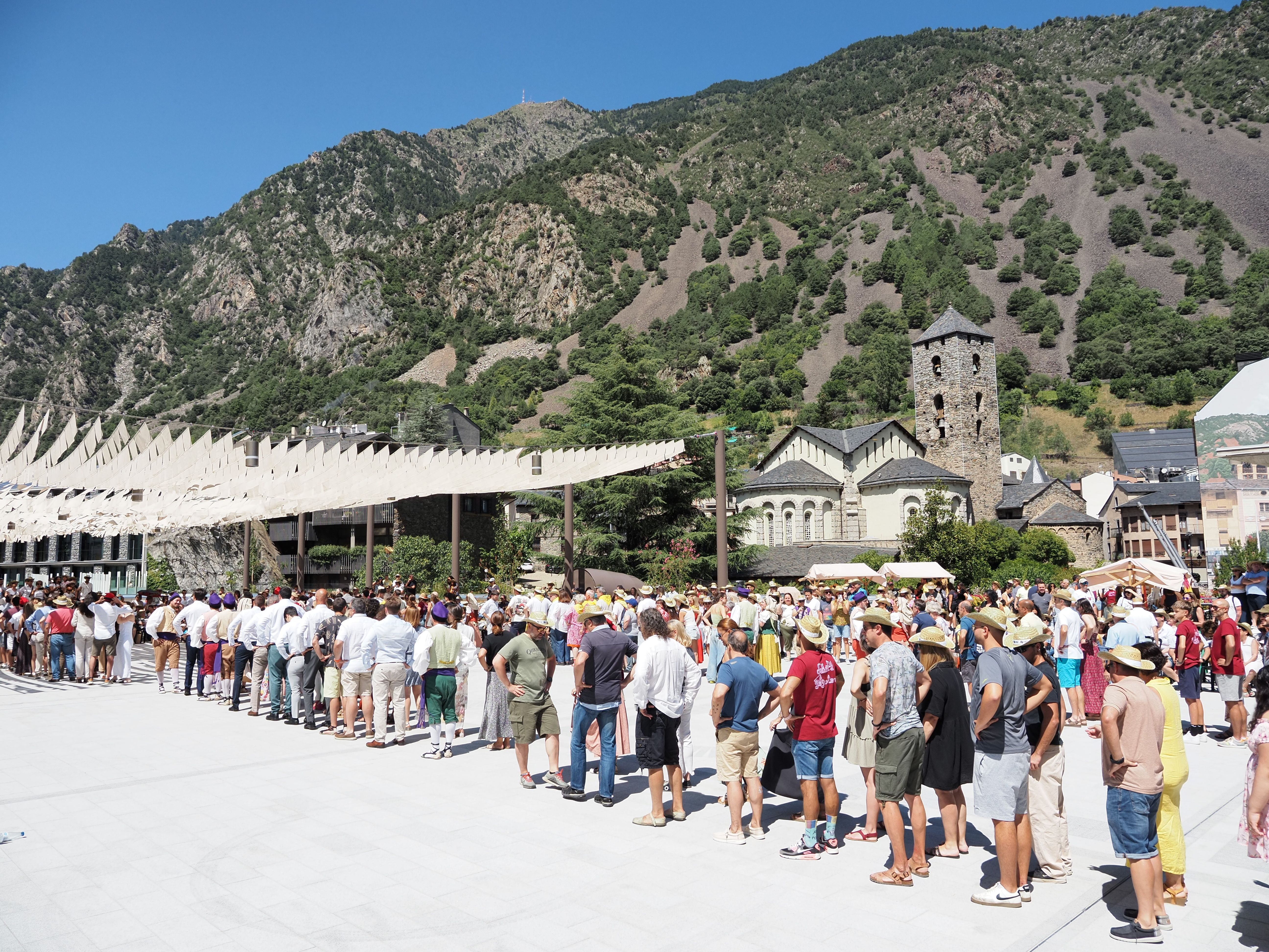 La plaça plena de ciutadans per ballar el Contrapàs. La plaça plena de ciutadans per ballar el Contrapàs.