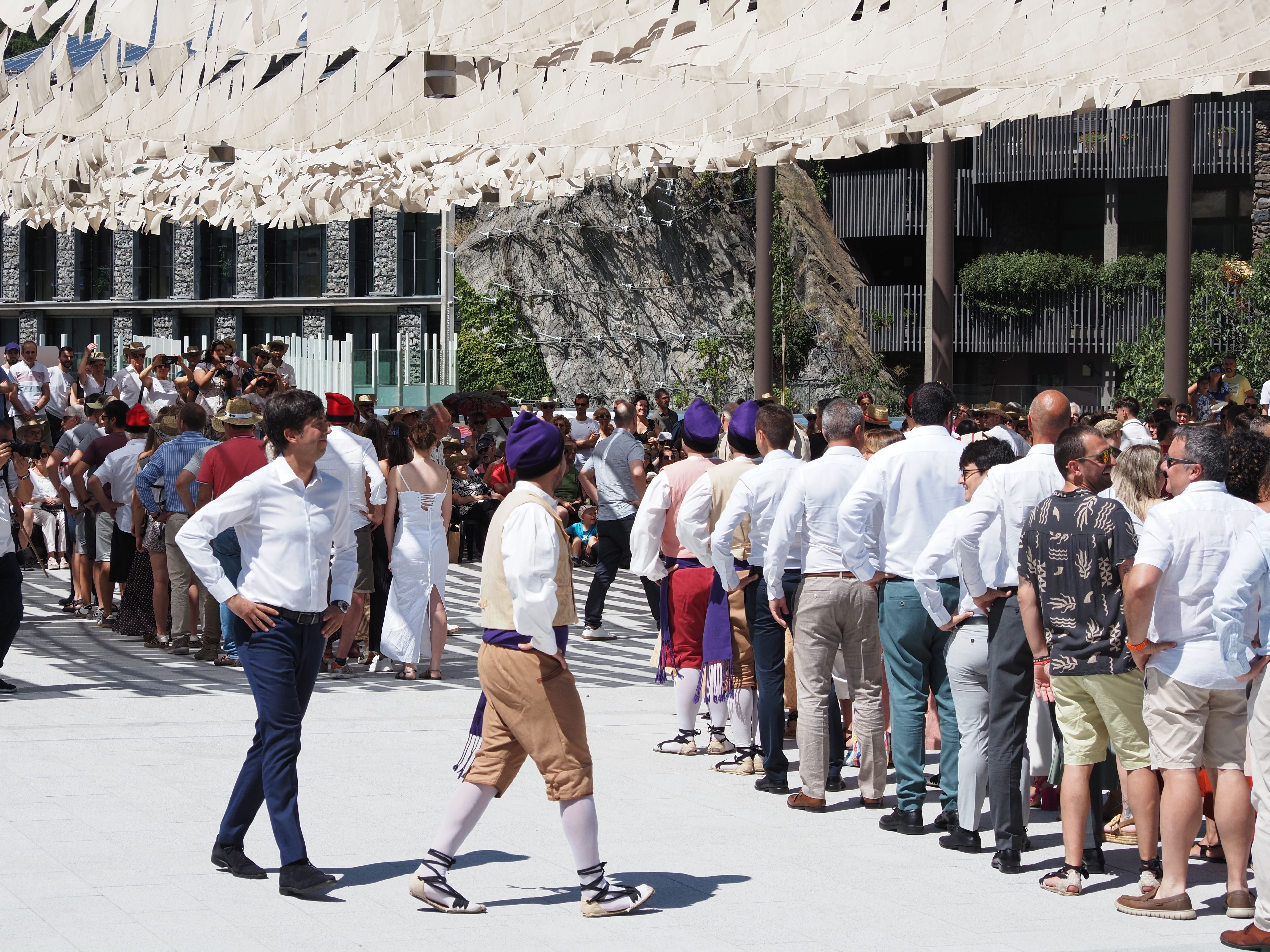 El cònsol de la capital ballant el Contrapàs. El cònsol de la capital ballant el Contrapàs.