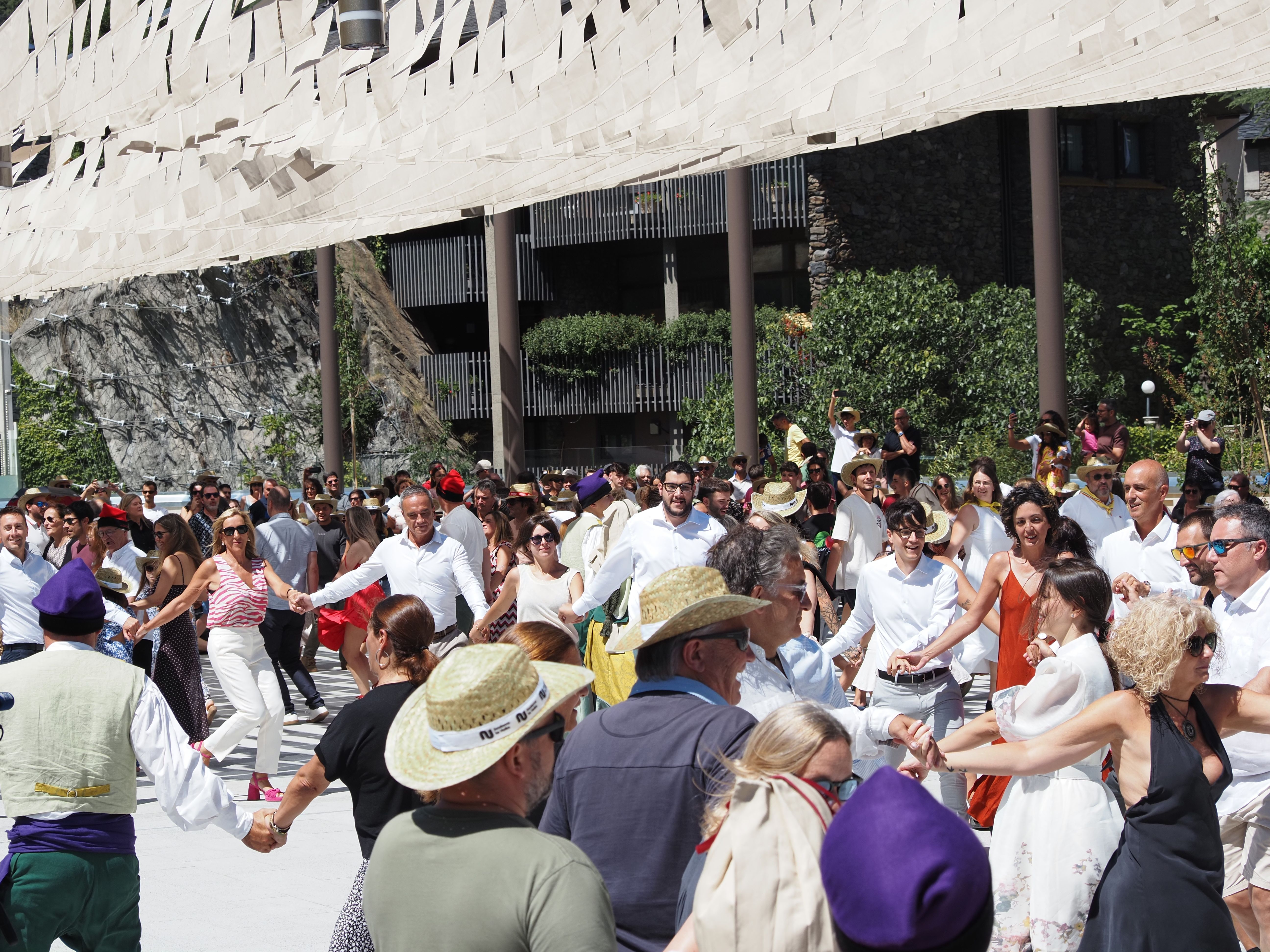 Ball del Contrapàs amb participació dels ciutadans i polítics. Ball del Contrapàs amb participació dels ciutadans i polítics.