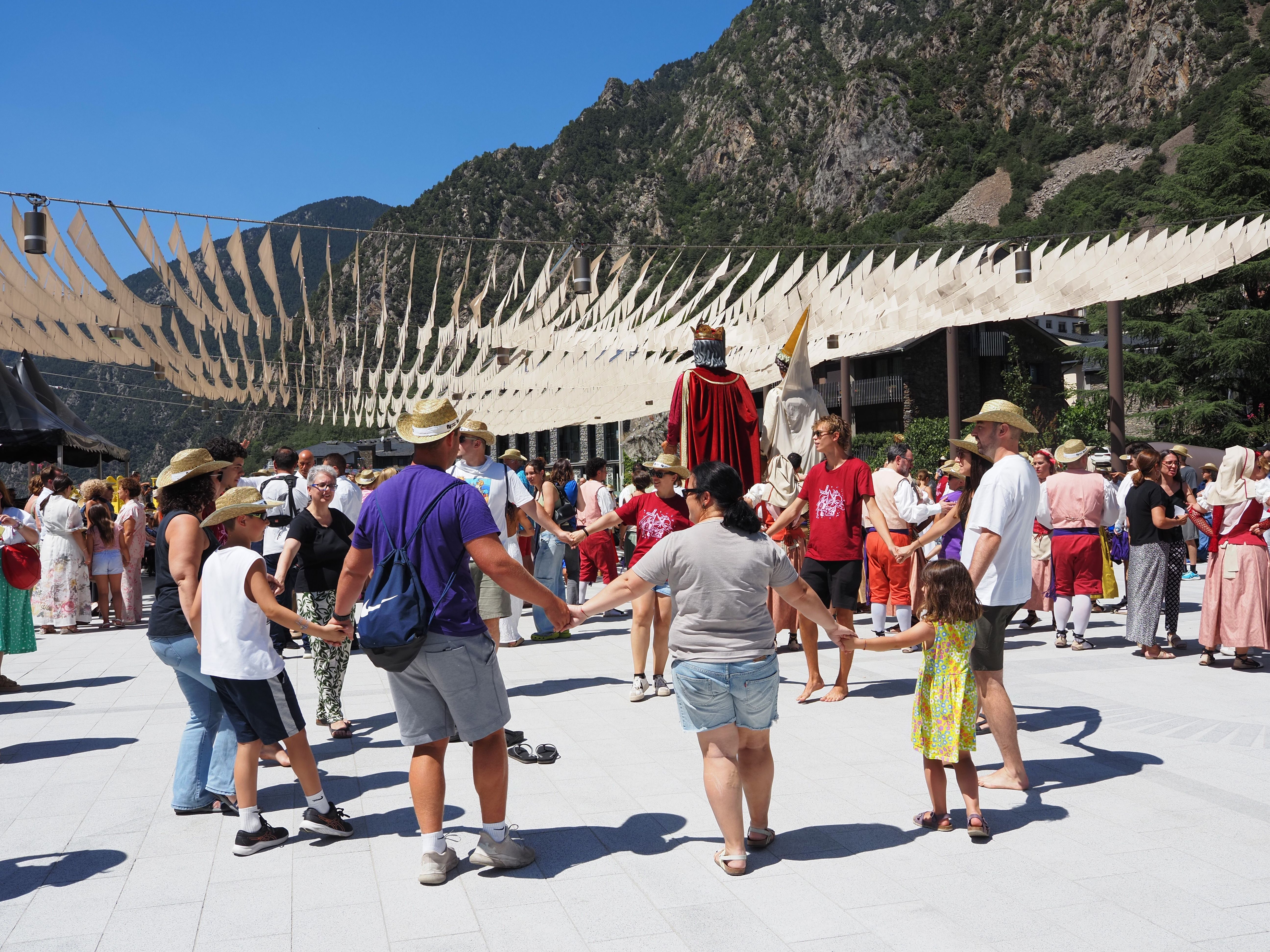 L'acte ha acabat amb sardanes. L'acte ha acabat amb sardanes.