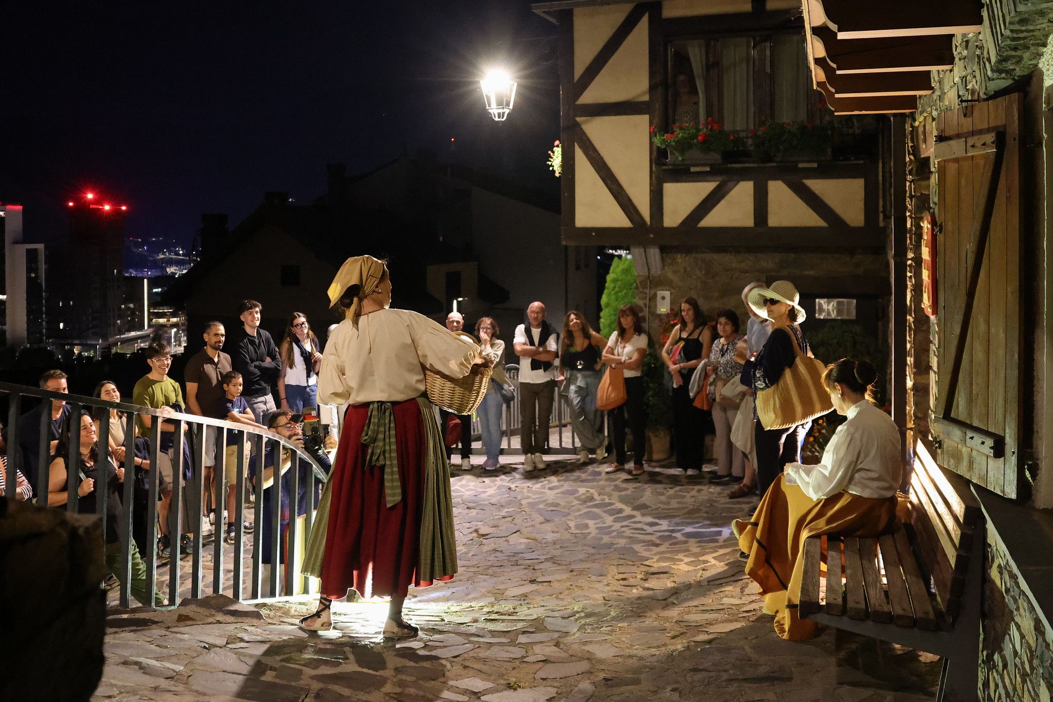 Assistents contemplant una escena de 'Turistes i banyistes'. Assistents contemplant una escena de 'Turistes i banyistes'.