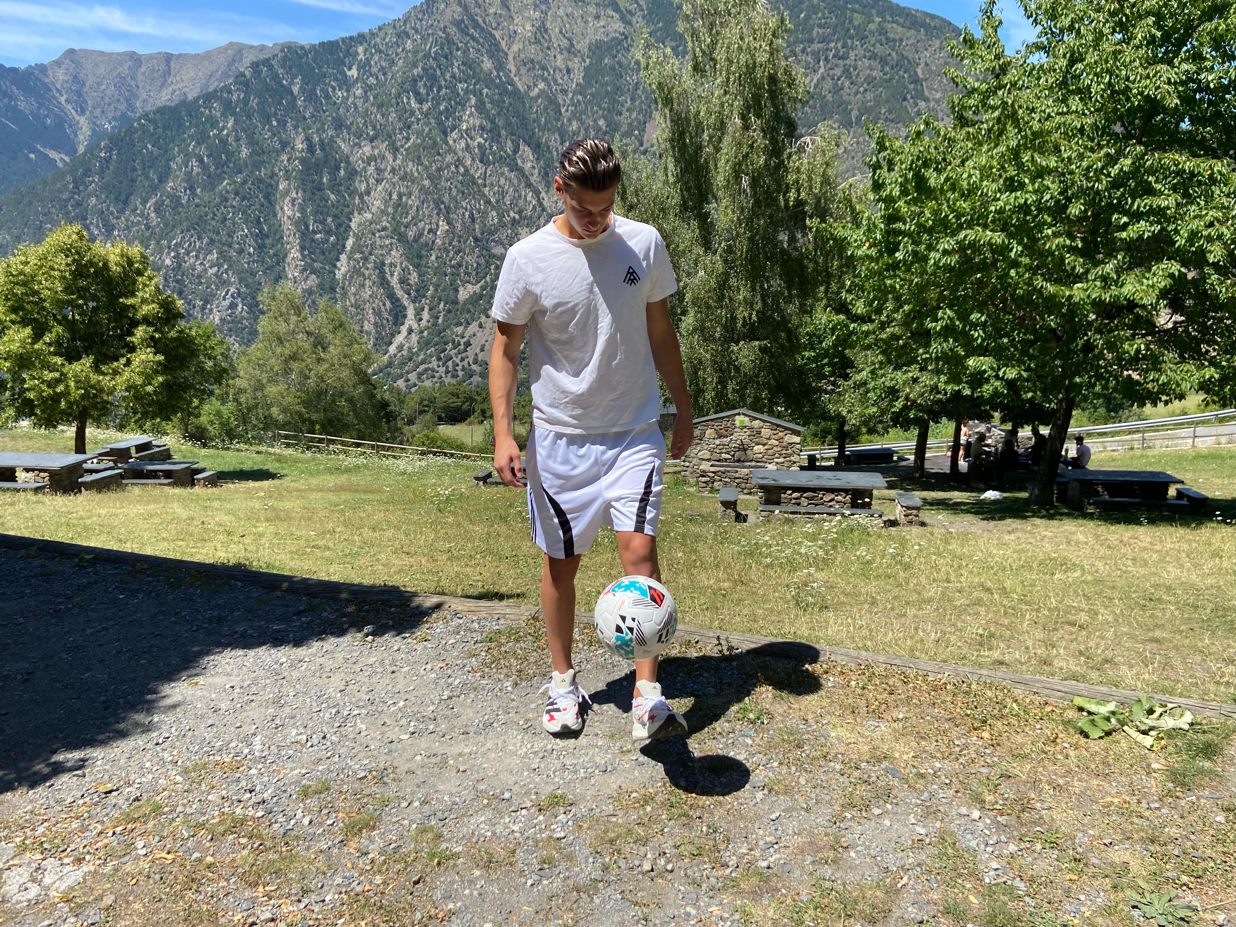 Yaakobishvili és internacional amb les categories inferiors d'Hongria. Yaakobishvili és internacional amb les categories inferiors d'Hongria.