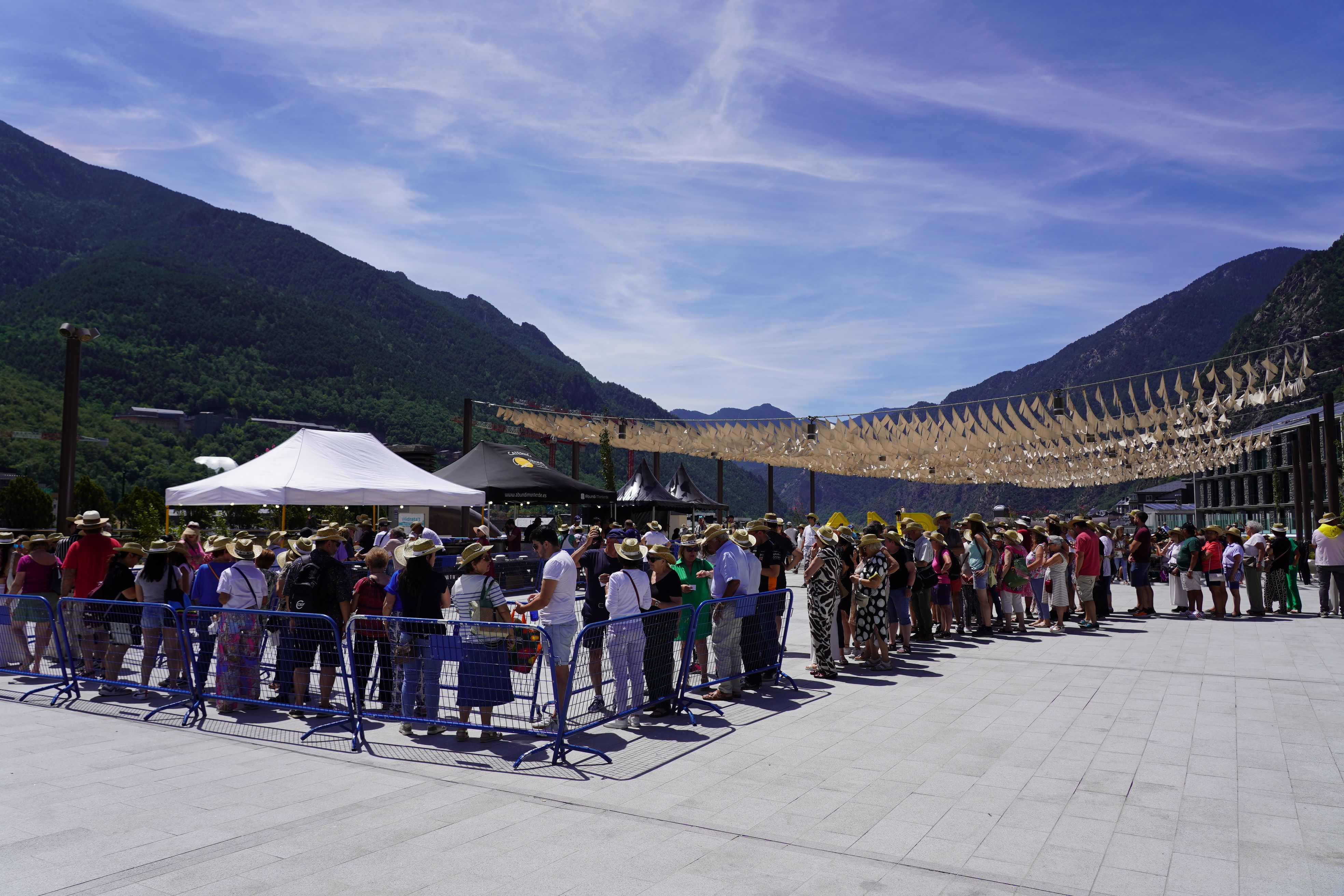 Cua per recollir una ració d'arròs. Cua per recollir una ració d'arròs.