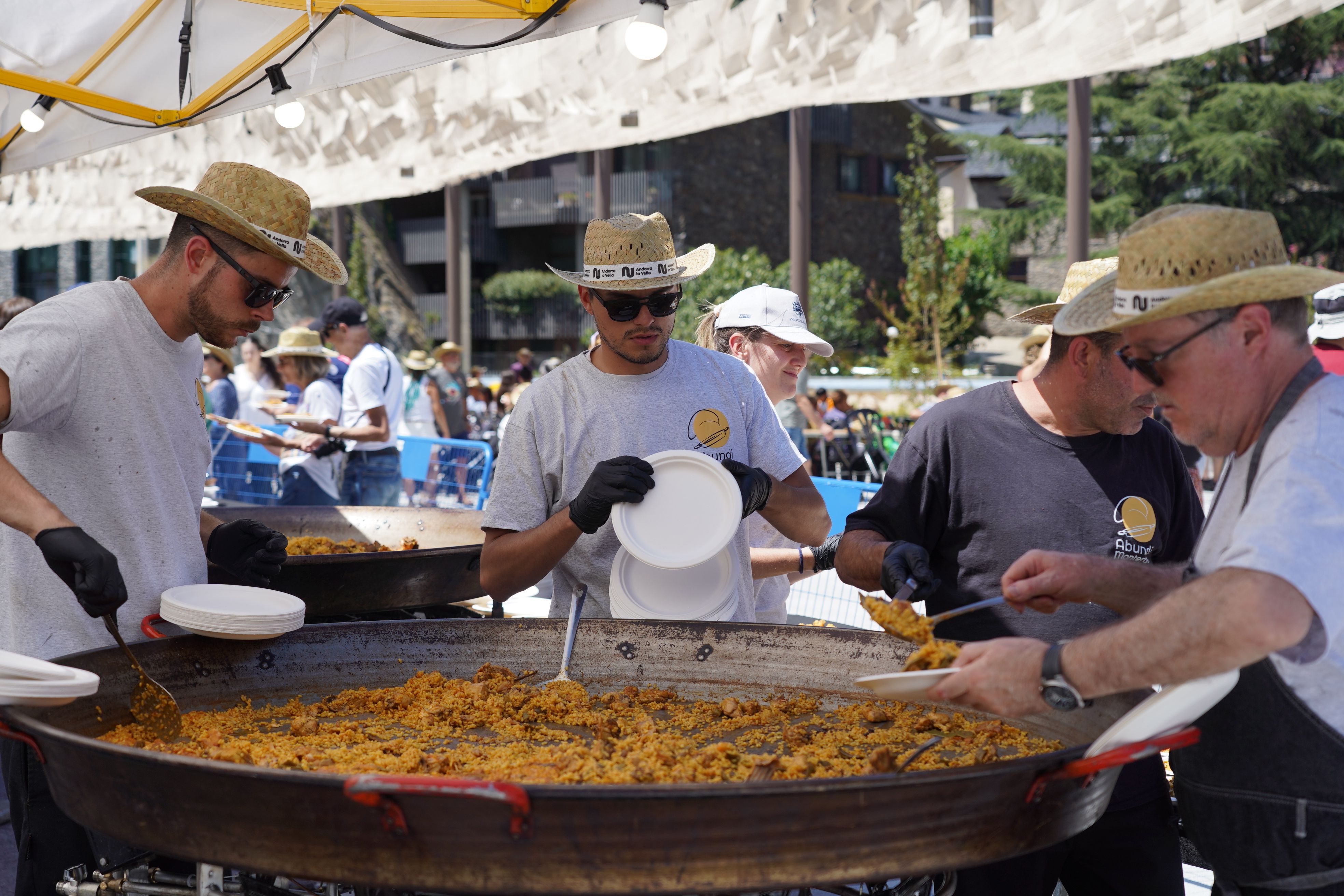 Cuiners preparant l'arròs. Cuiners preparant l'arròs.