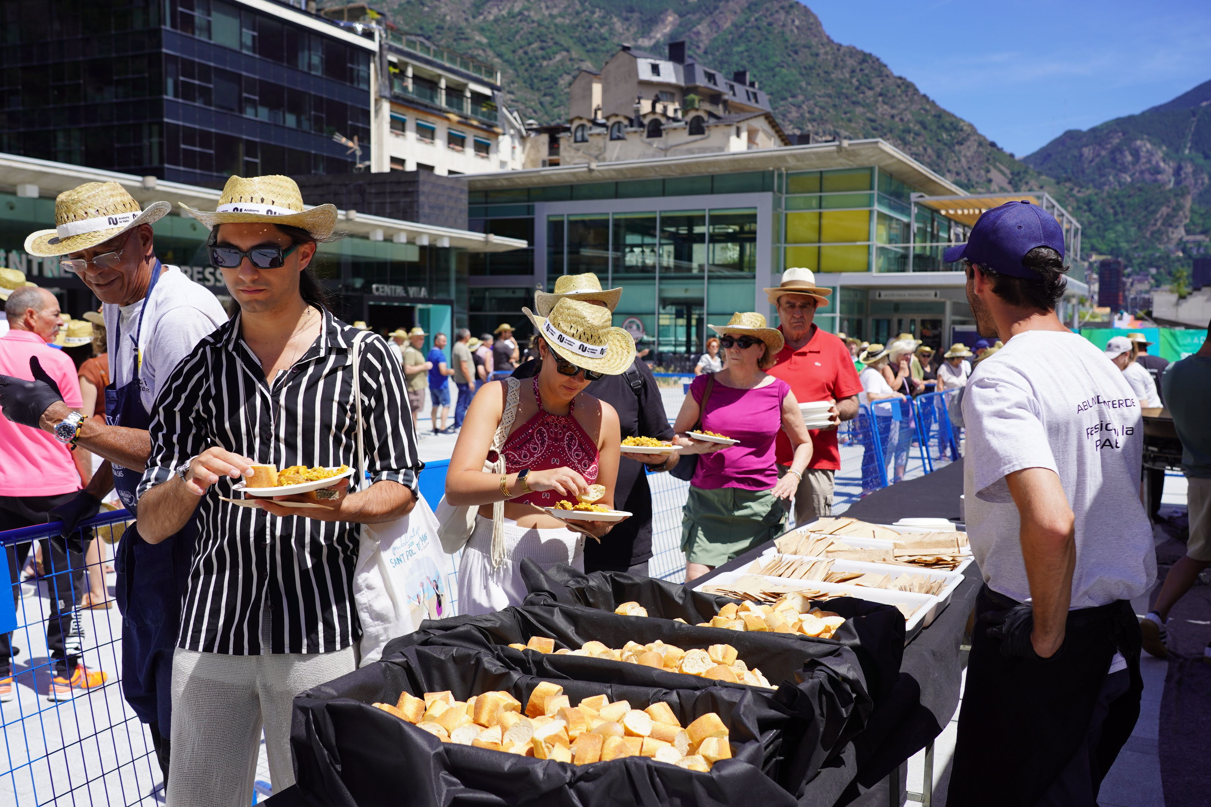 Repartiment de l'arròs a la plaça del Poble. Repartiment de l'arròs a la plaça del Poble.