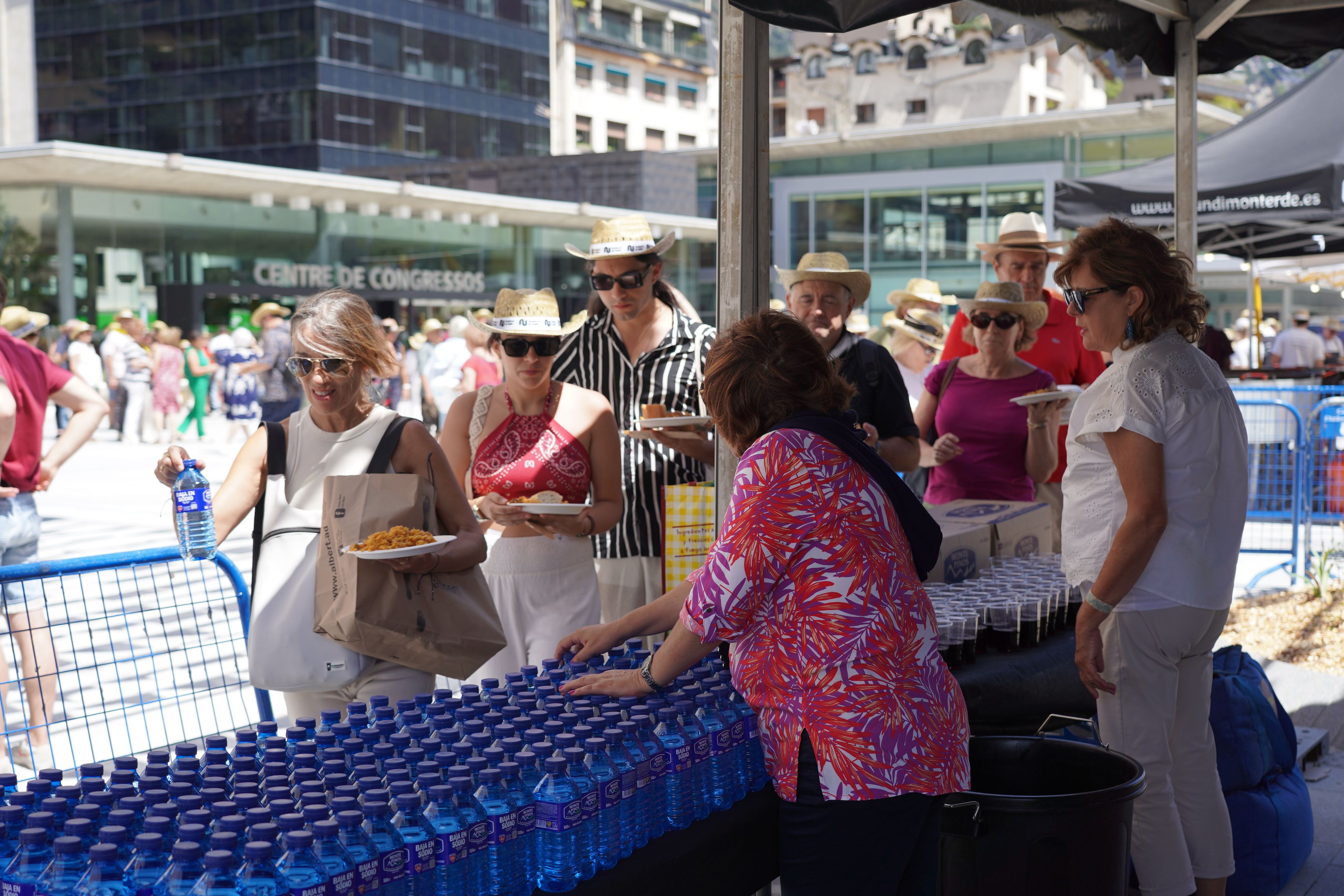Repartiment de les begudes per a l'àpat popular. Repartiment de les begudes per a l'àpat popular.