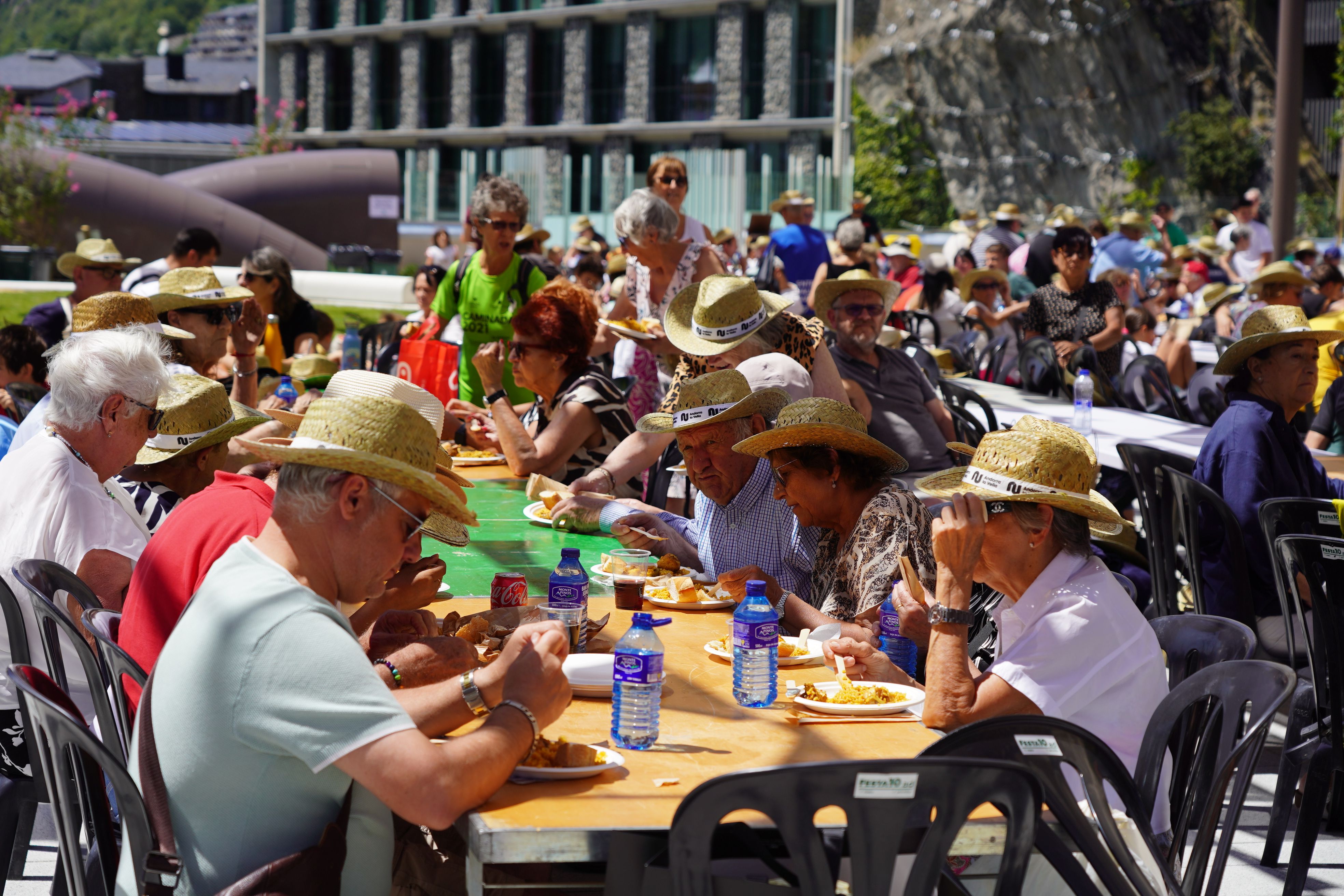 Els comensals entaulats menjant arròs. Els comensals entaulats menjant arròs.