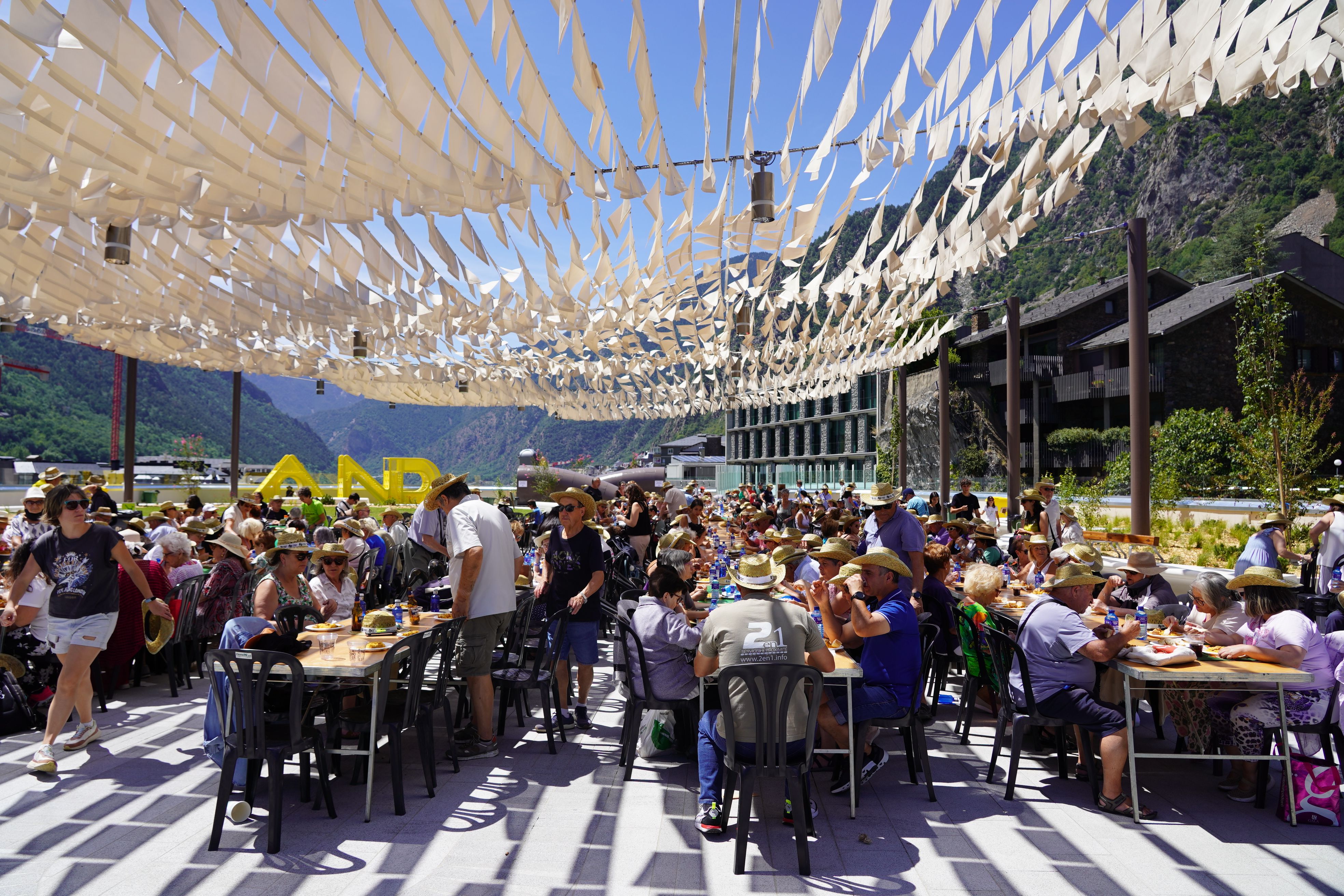 Fins a 800 persones s'han pogut assegure a la zona d'ombra. Fins a 800 persones s'han pogut assegure a la zona d'ombra.