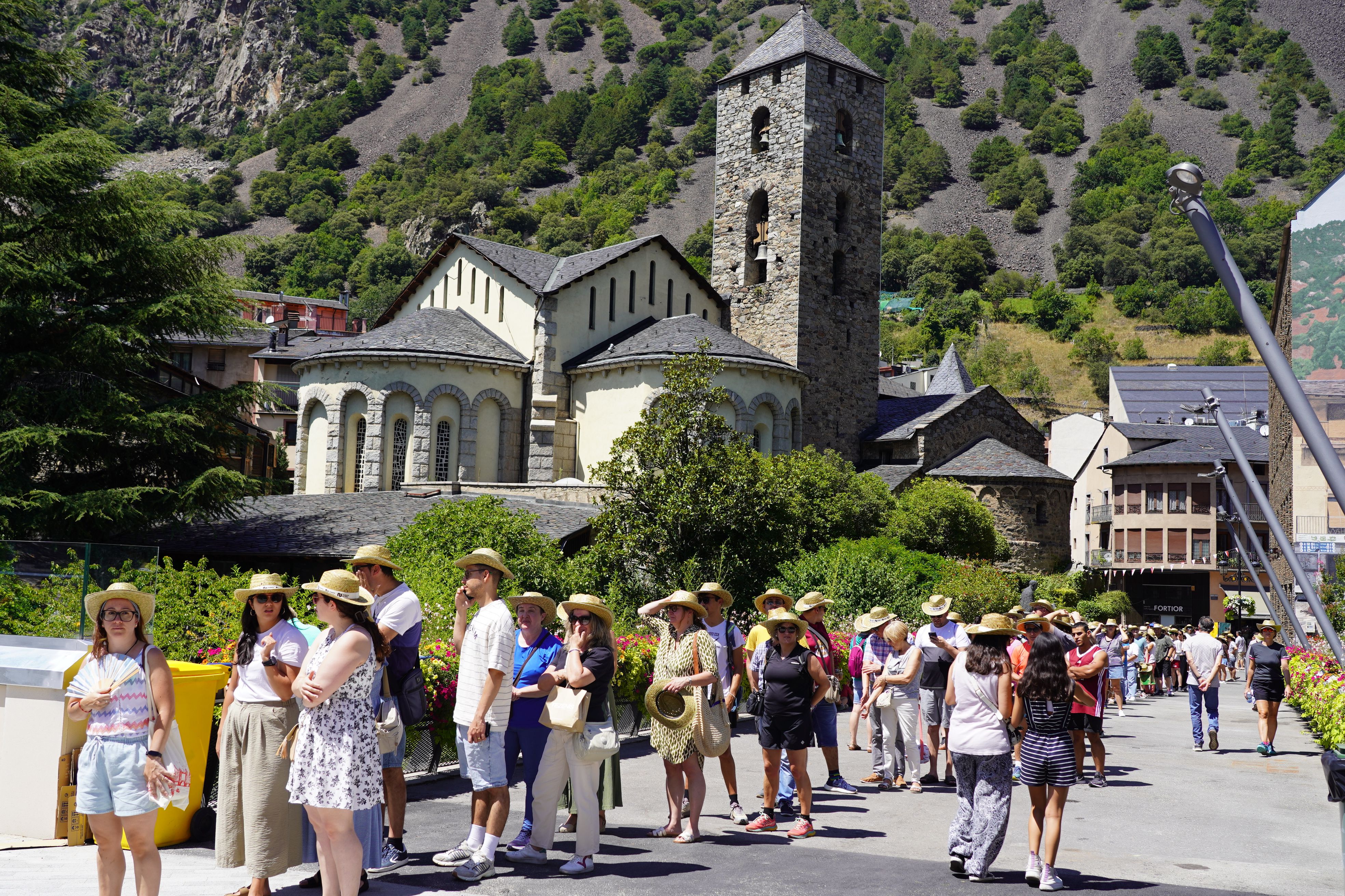 La cua per recollir arròs arribava fins al comú. La cua per recollir arròs arribava fins al comú.