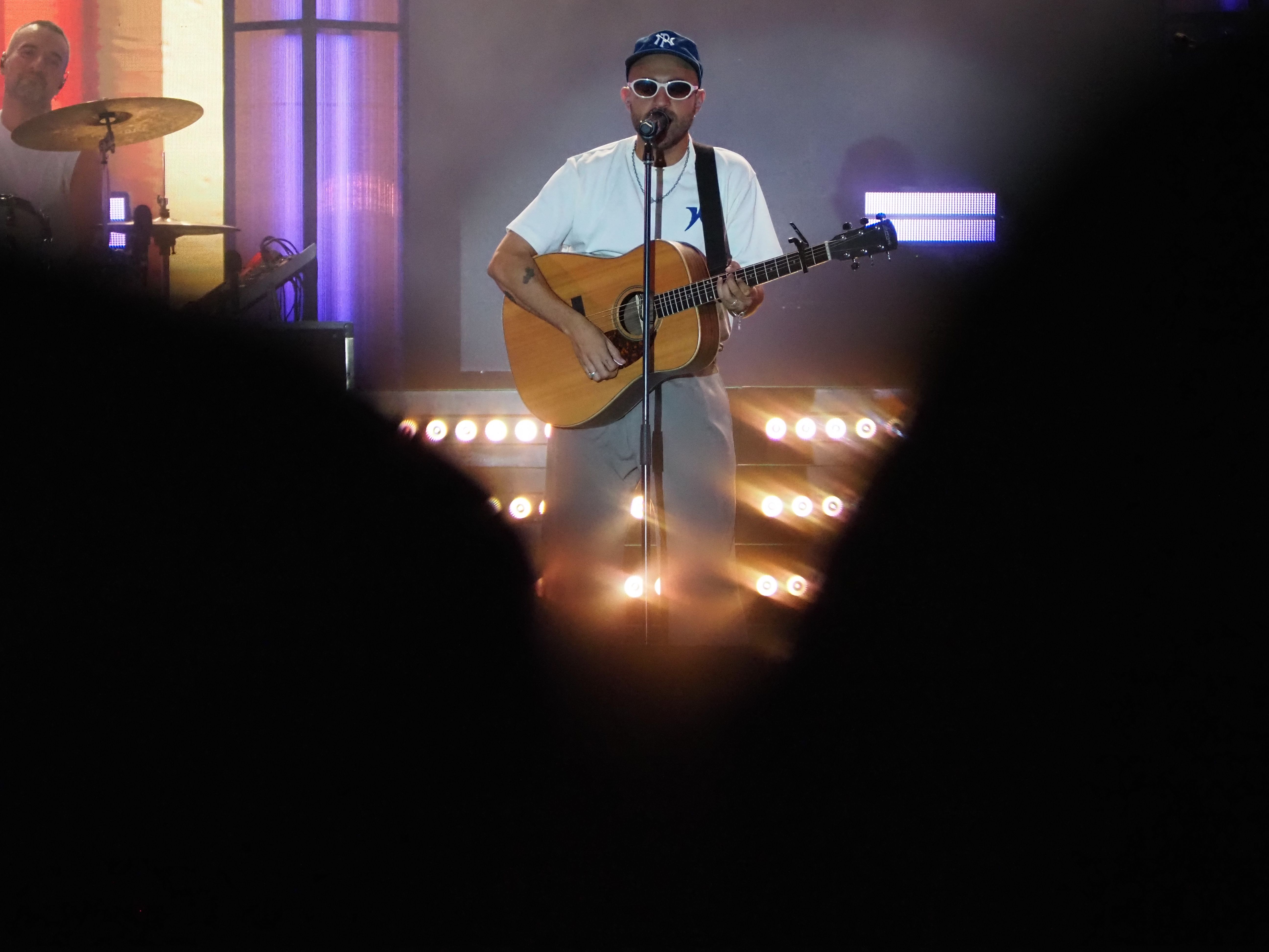 Moliner amb la seva guitarra acústica. Moliner amb la seva guitarra acústica.