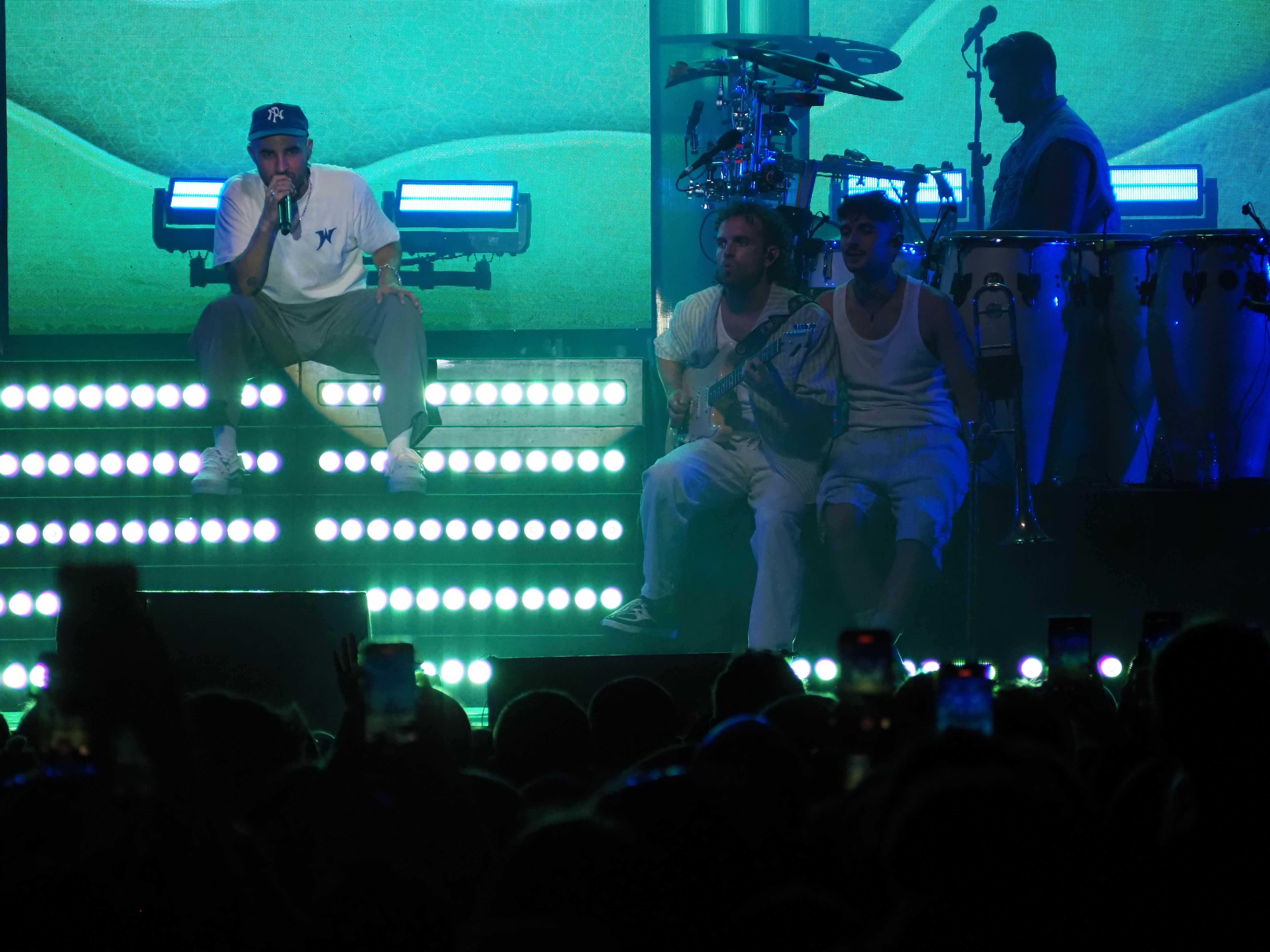 En un moment assegut en un dels elements de l'escenari. En un moment assegut en un dels elements de l'escenari.