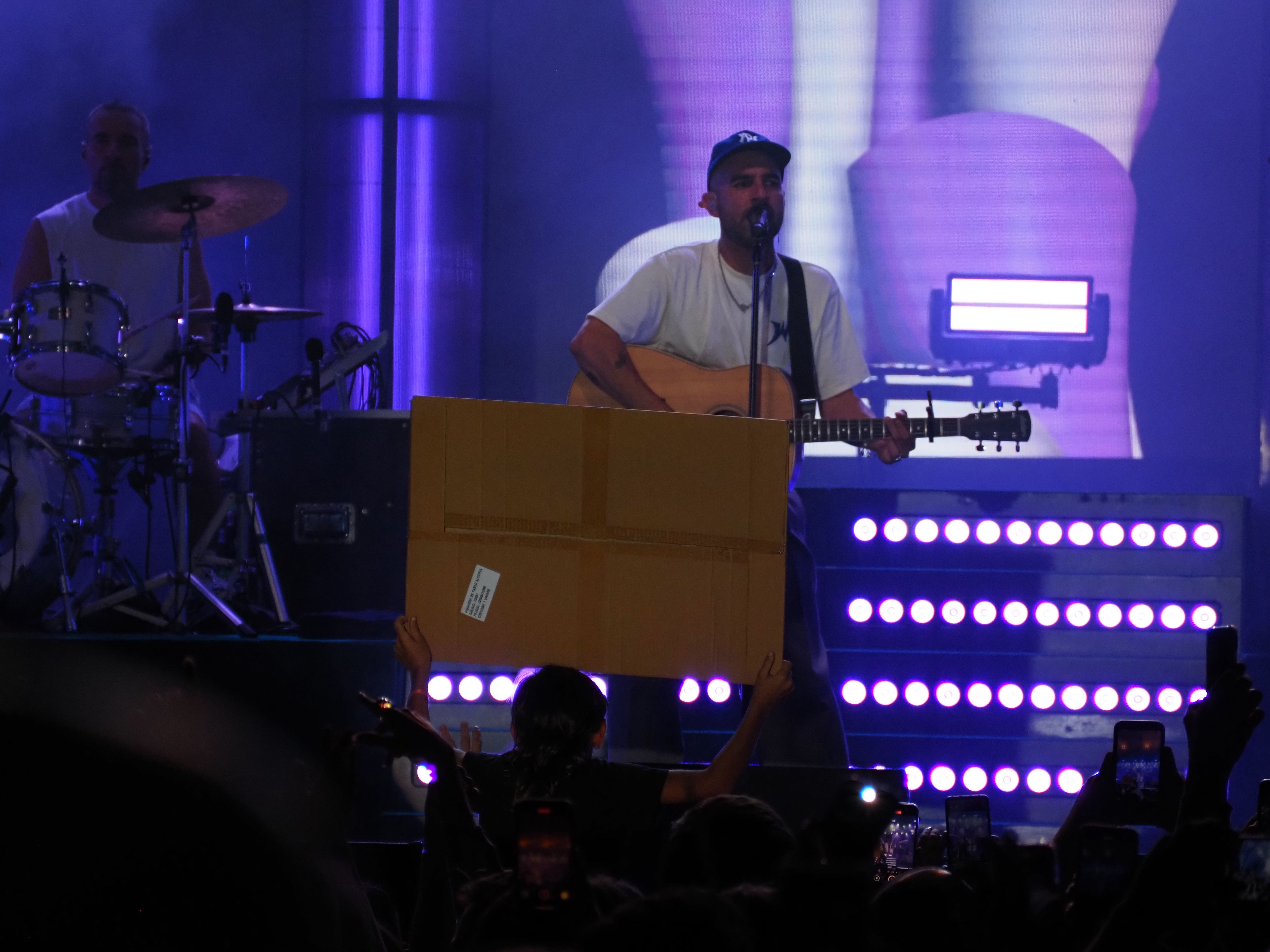Des del públic ensenyant cartells al cantant de Sant Feliu de Llobregat. Des del públic ensenyant cartells al cantant de Sant Feliu de Llobregat.