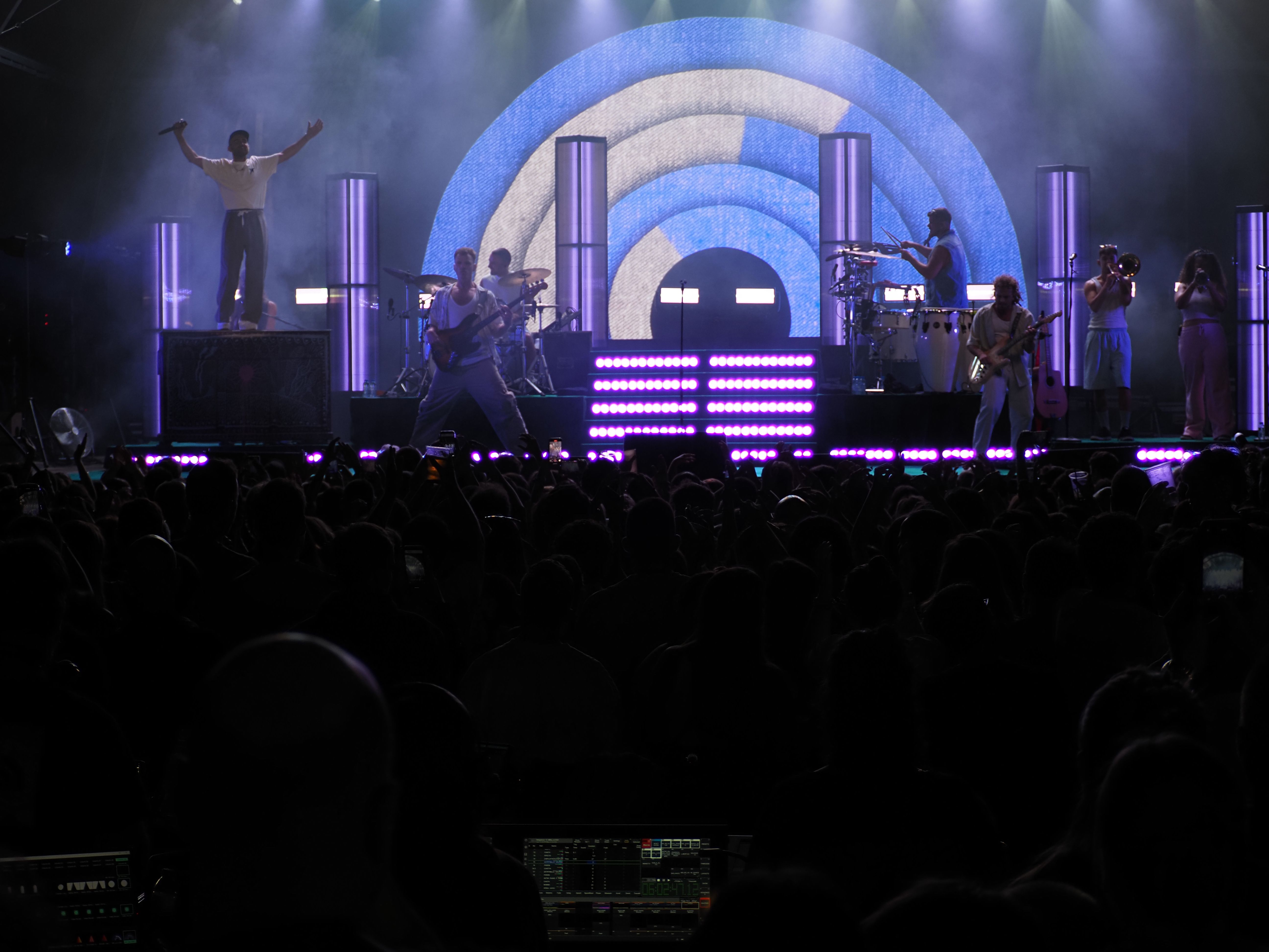 La plaça s'ha omplert de gom a gom. La plaça s'ha omplert de gom a gom.