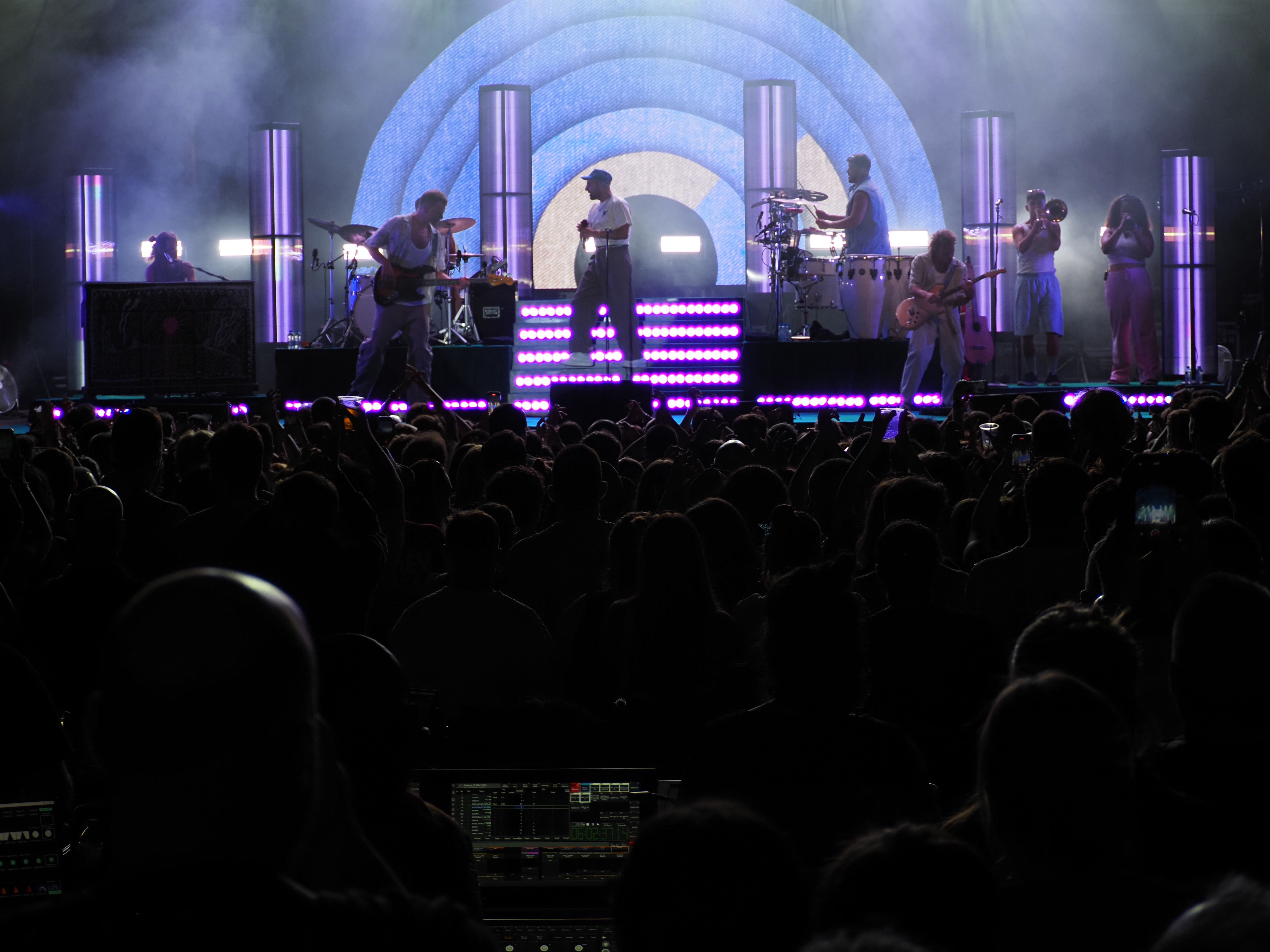 La plaça s'ha omplert de gom a gom. La plaça s'ha omplert de gom a gom.