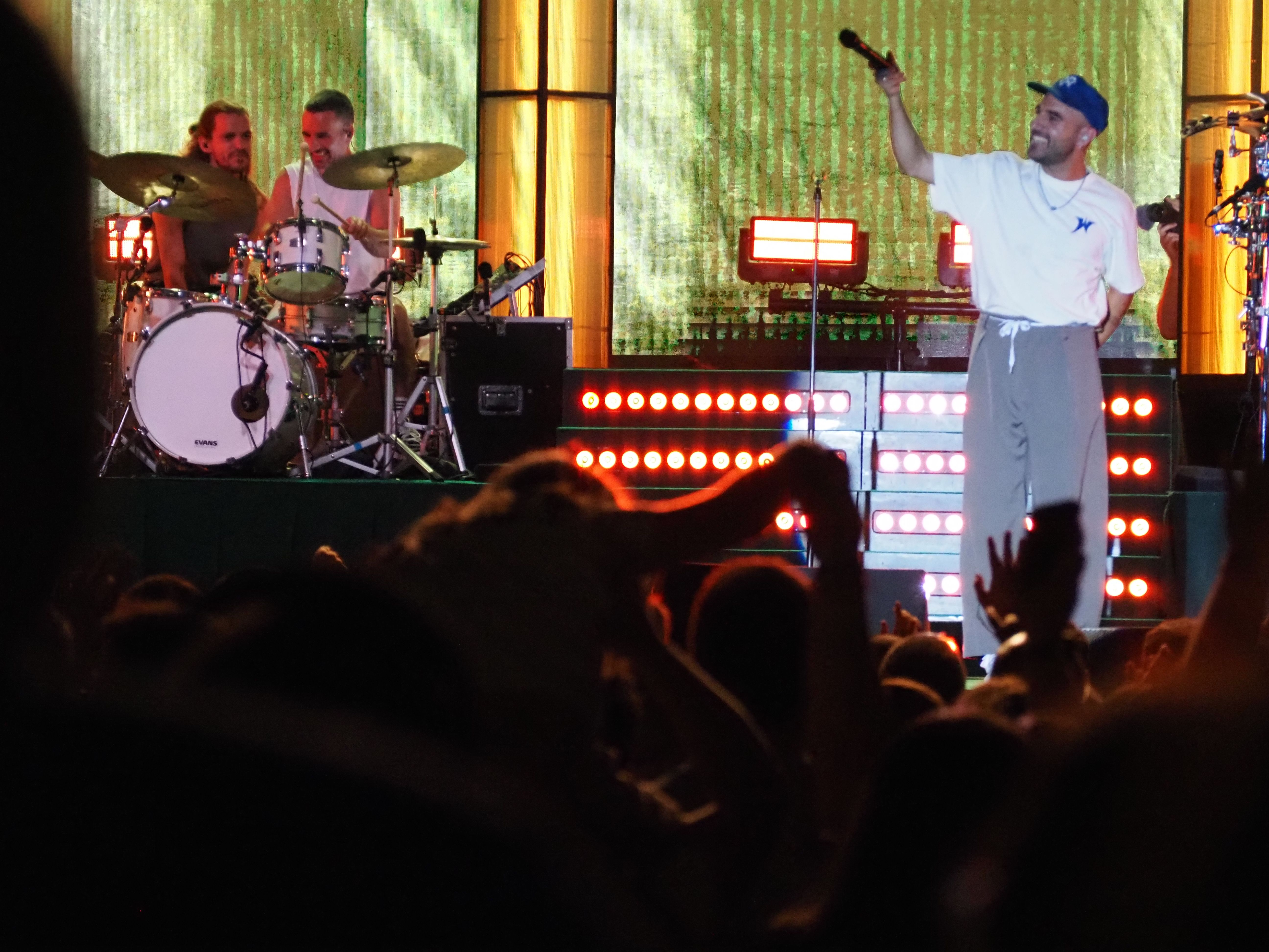 El cantant ha buscat constantment la interacció amb el públic. El cantant ha buscat constantment la interacció amb el públic.