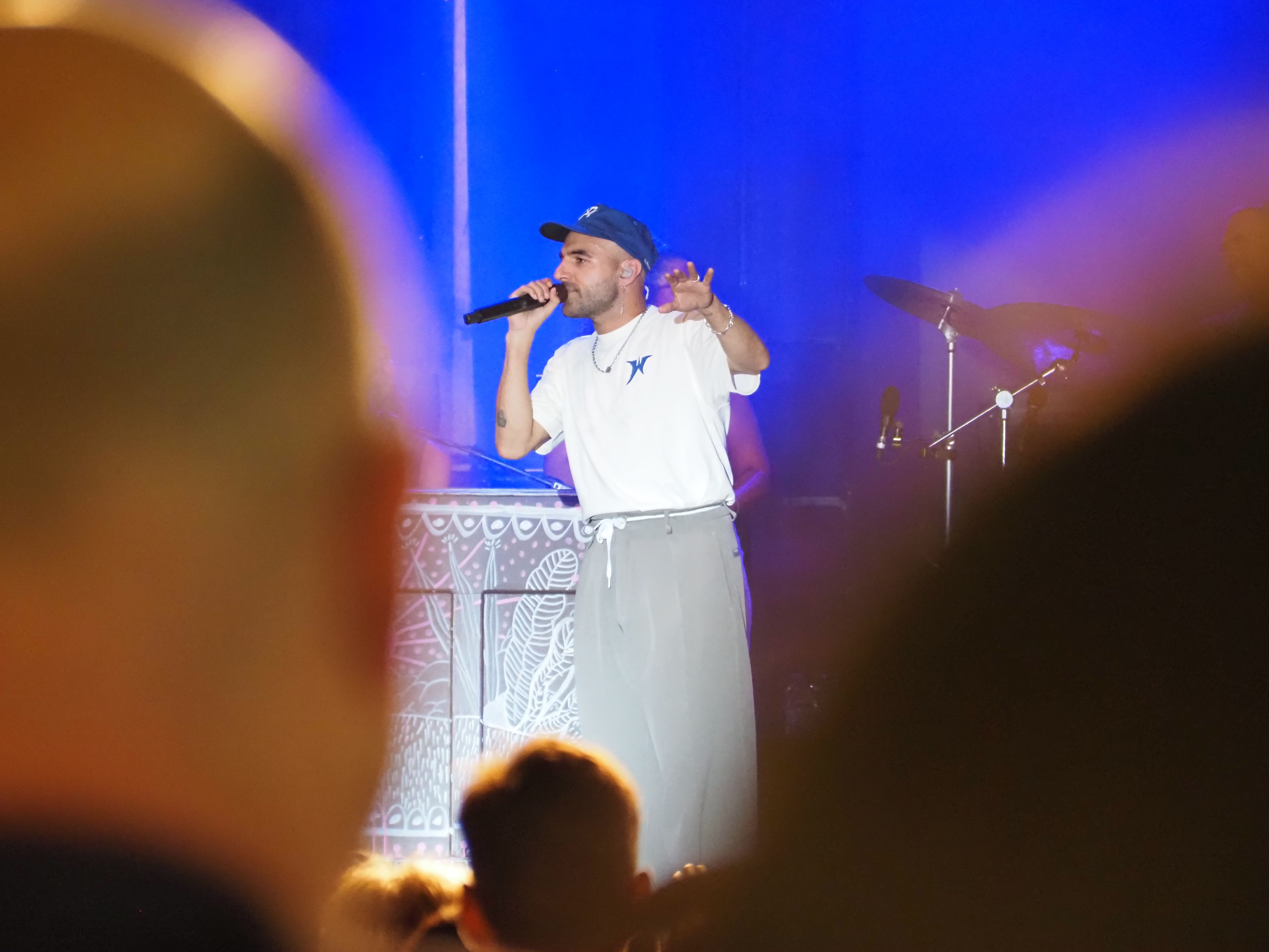 Ha començat amb ulleres de sol però se les ha tret, la gorra sempre l'ha acompanyat. Ha començat amb ulleres de sol però se les ha tret, la gorra sempre l'ha acompanyat.
