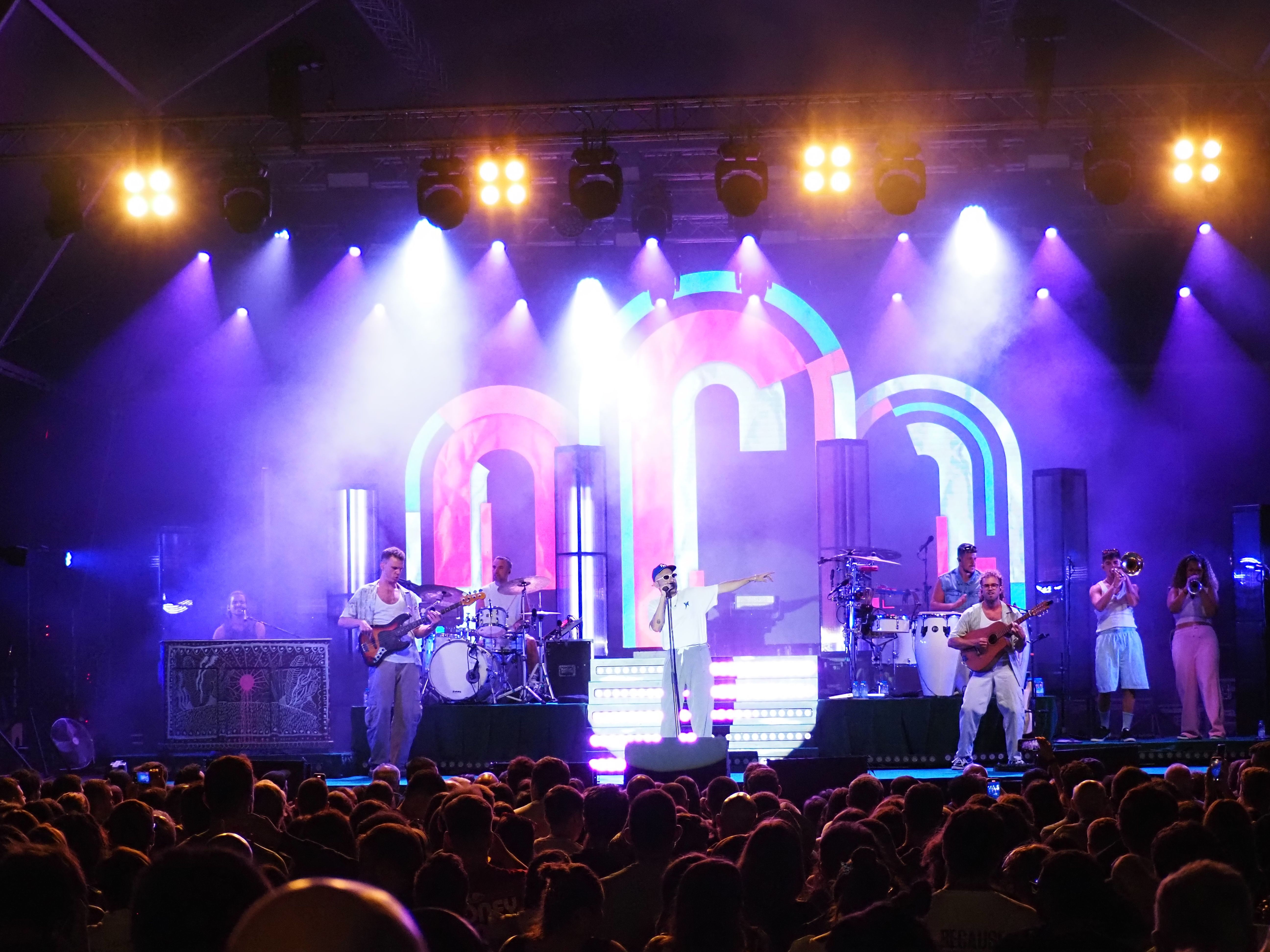 Una vista general de l'escenari durant l'actuació de la banda de Moliner. Una vista general de l'escenari durant l'actuació de la banda de Moliner.