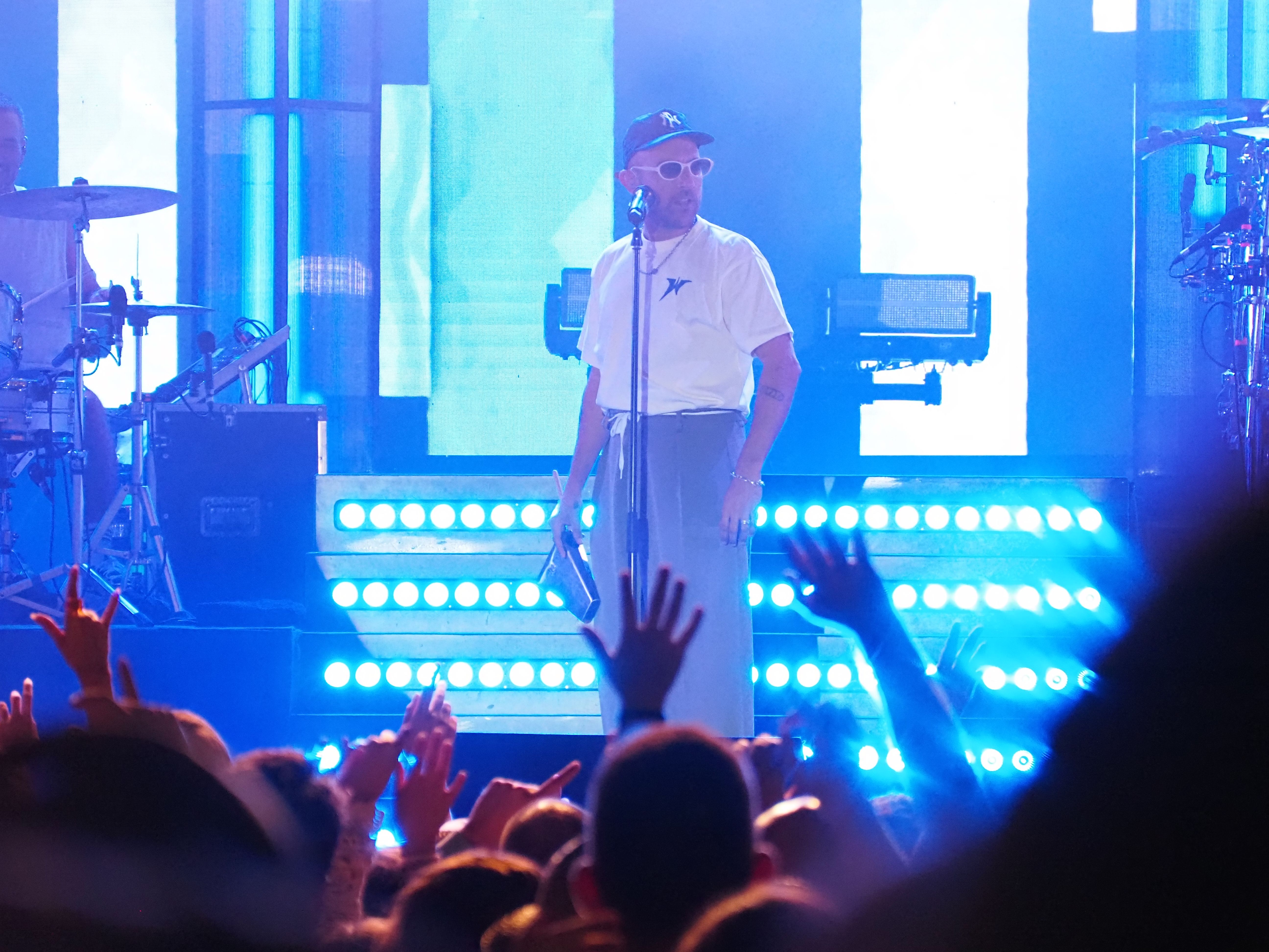 Nil Moliner tant s'aferra a la guitarra o a algun element de percussió com fa de vocalista estricte. Nil Moliner tant s'aferra a la guitarra o a algun element de percussió com fa de vocalista estricte.