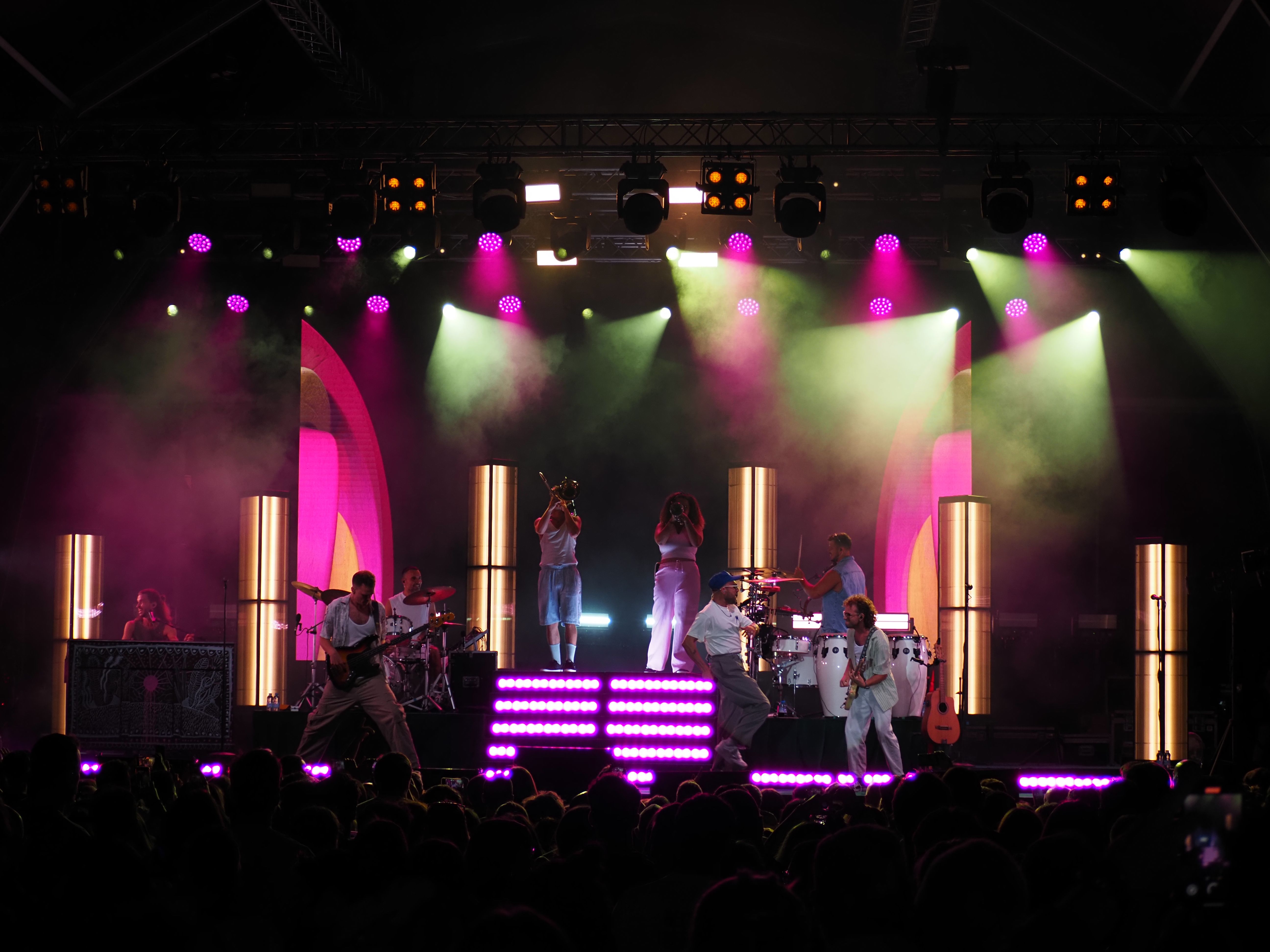 L'escenari ha estat un constant joc de llums. L'escenari ha estat un constant joc de llums.