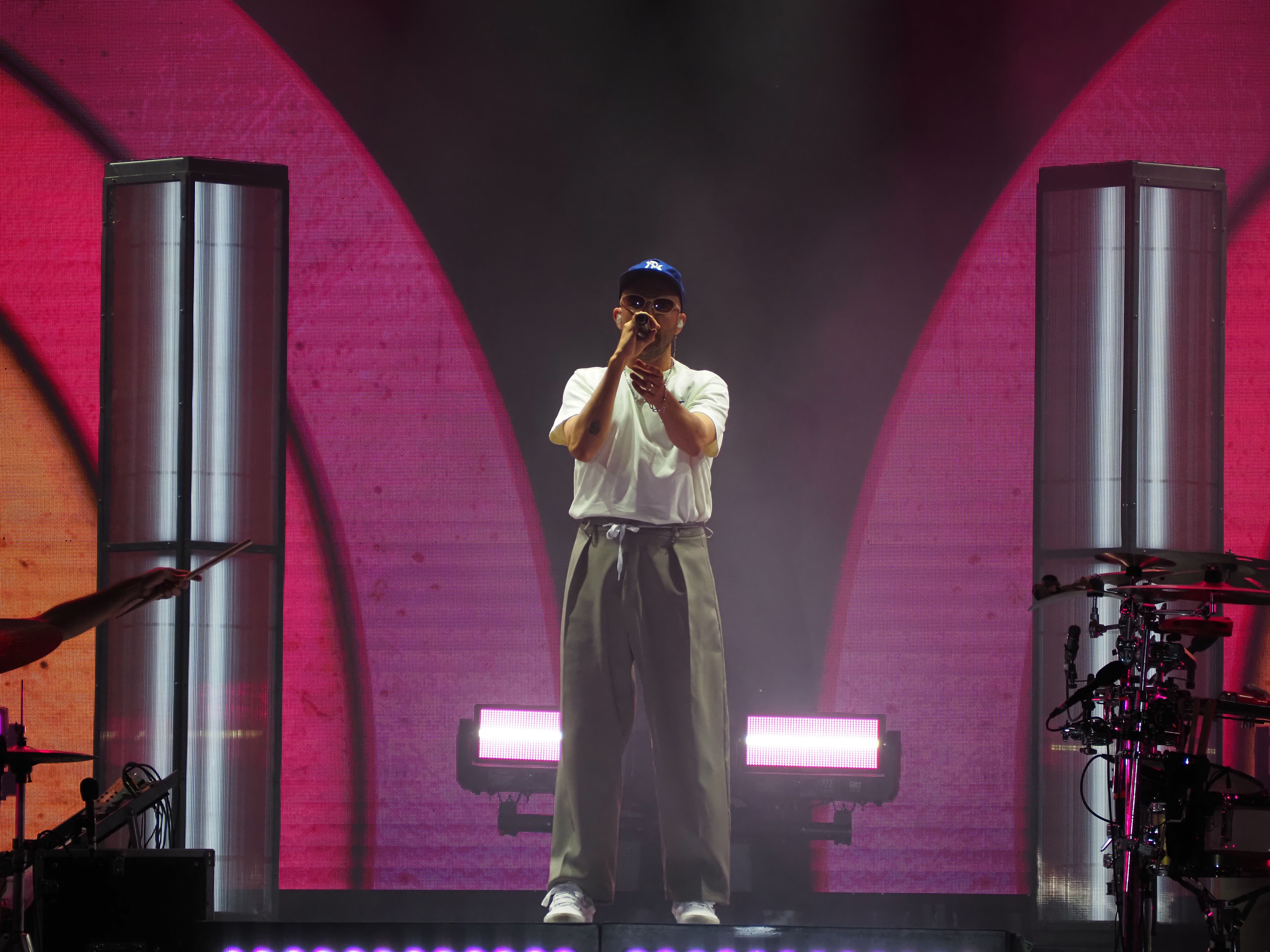 El moment de la seva aparició a l'escenari de la plaça Guillemó. El moment de la seva aparició a l'escenari de la plaça Guillemó.