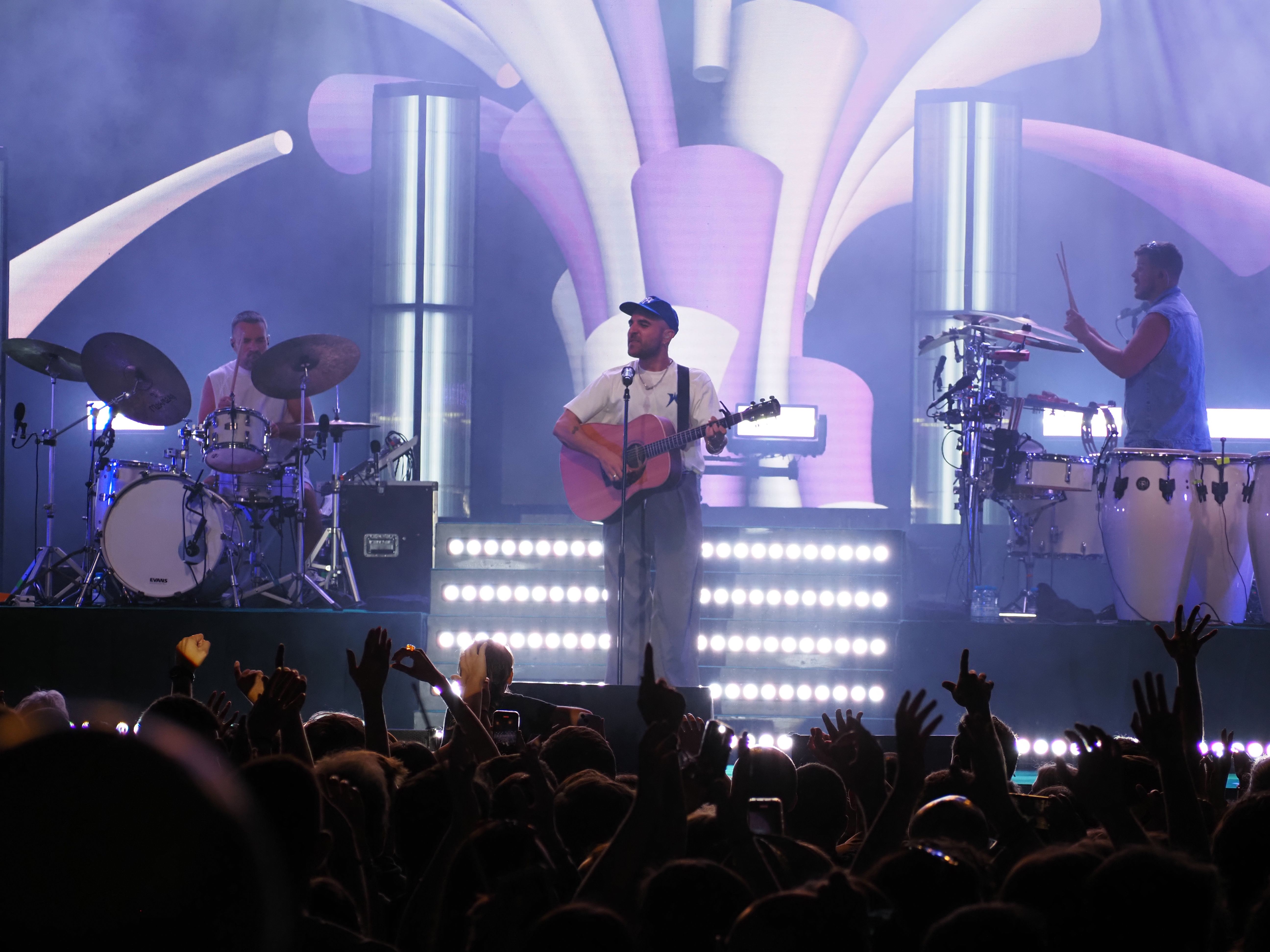 El públic se sabia de principi a final les lletres dels temes de Moliner. El públic se sabia de principi a final les lletres dels temes de Moliner.