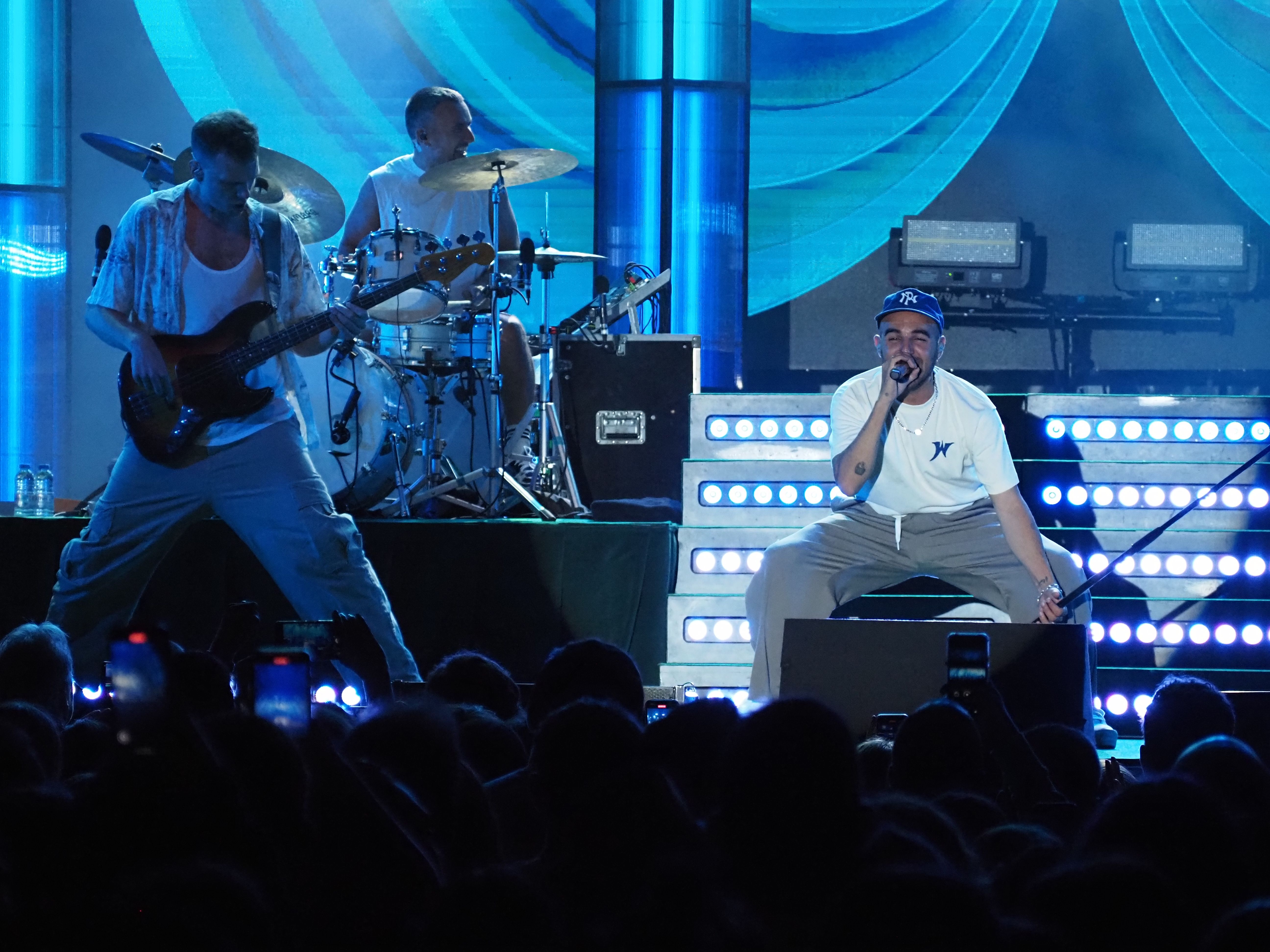 Nil Moliner en una de les moltes posicions que adopta durant el concert. Nil Moliner en una de les moltes posicions que adopta durant el concert.