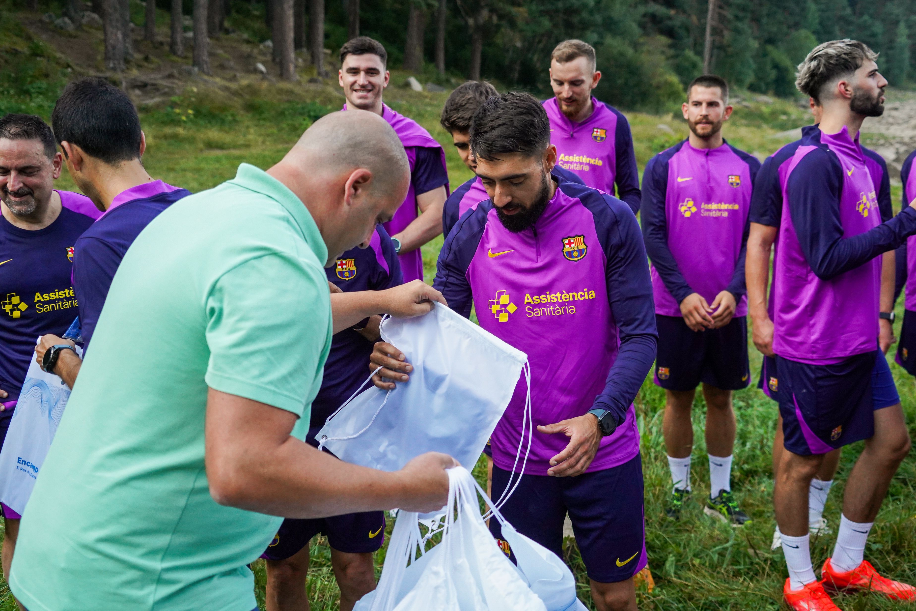 El cònsol menor d'Encamp, repartint obsequis als jugadors. El cònsol menor d'Encamp, repartint obsequis als jugadors.