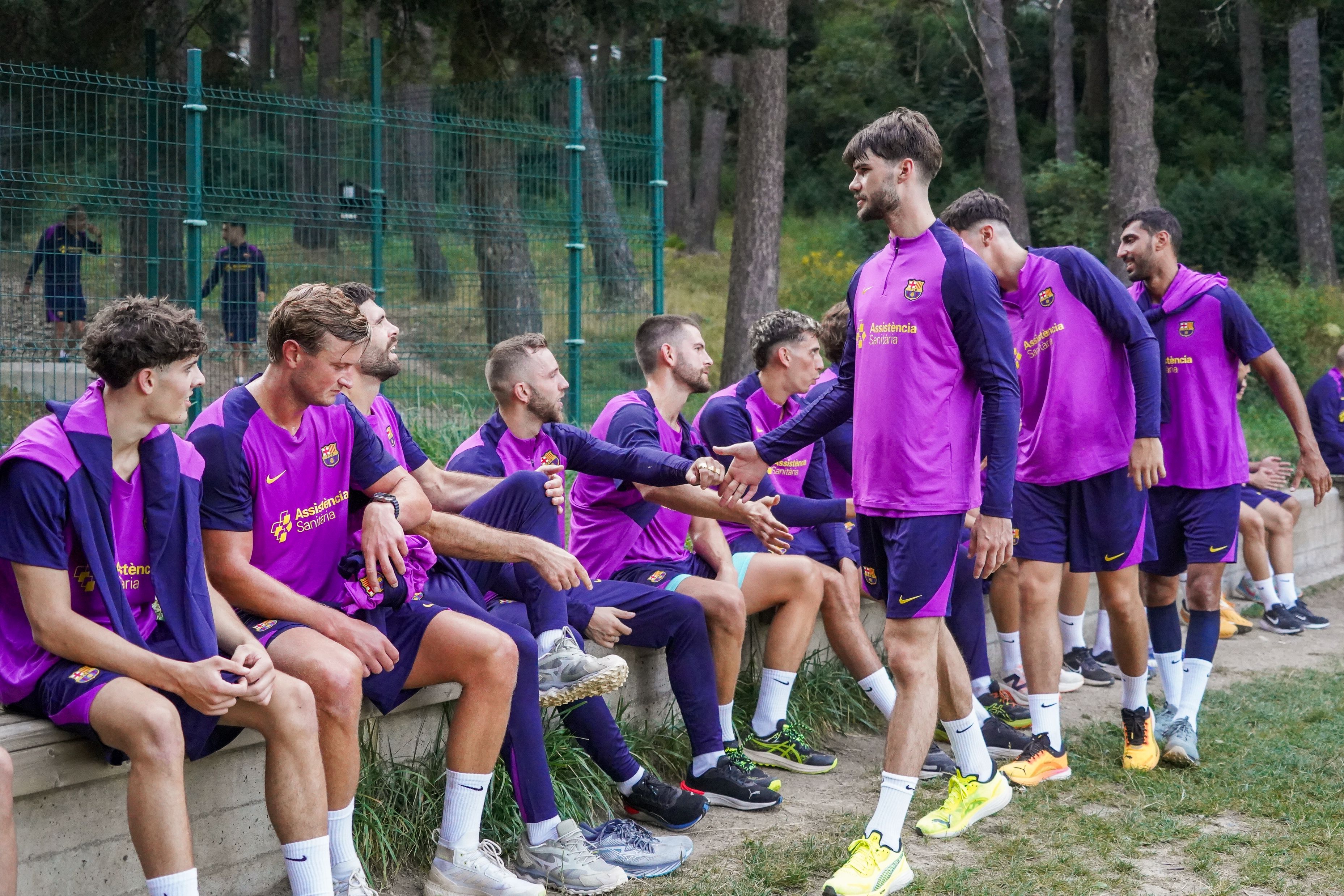 Les dos seccions, saludant-se en arribar a Engolasters. Les dos seccions, saludant-se en arribar a Engolasters.