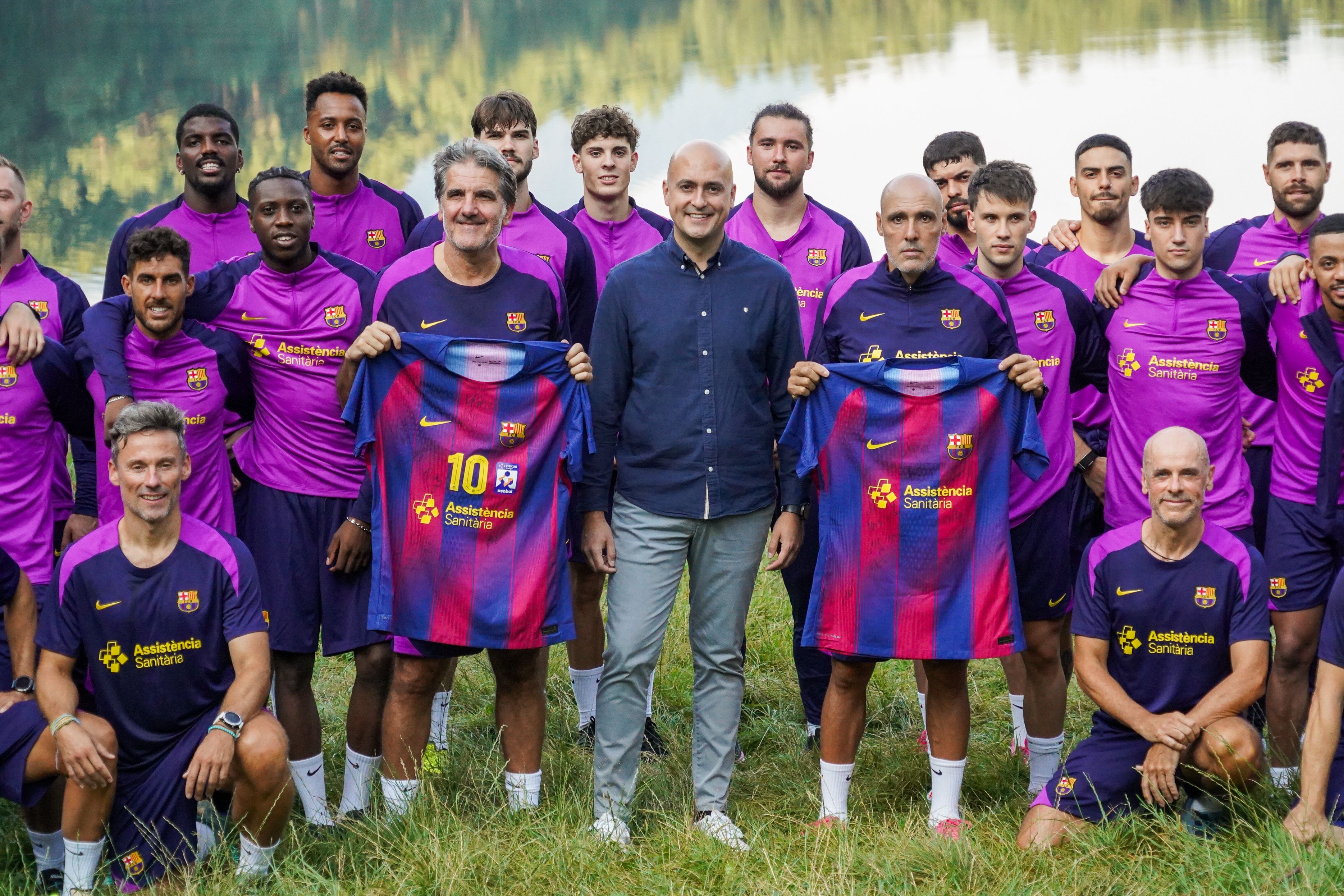 Els tècnics, Carlos Ortega i Javi Rodríguez, amb les samarretes noves. Els tècnics, Carlos Ortega i Javi Rodríguez, amb les samarretes noves.