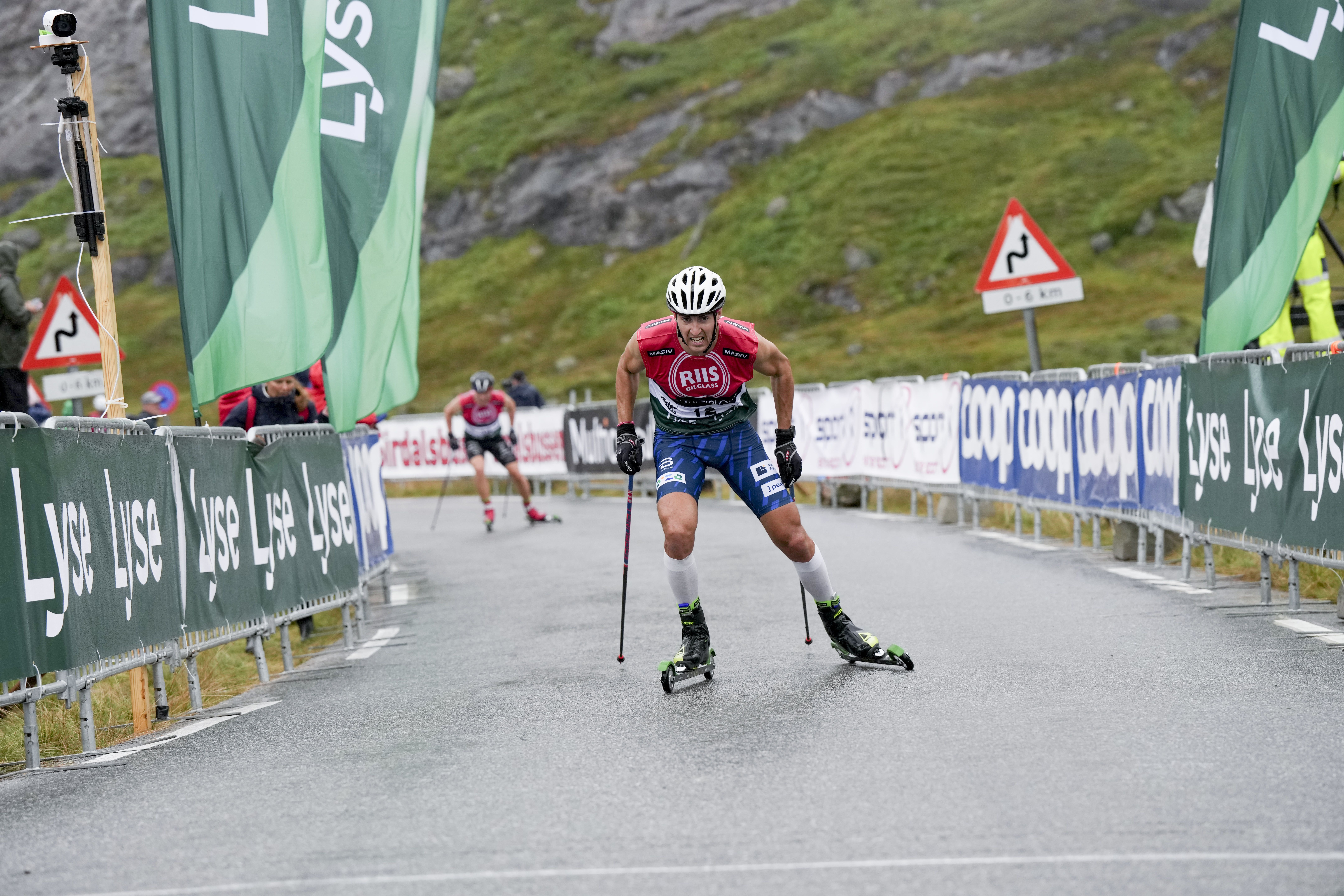 Irineu Esteve, arribant a la meta de la pujada al Lysebotn.