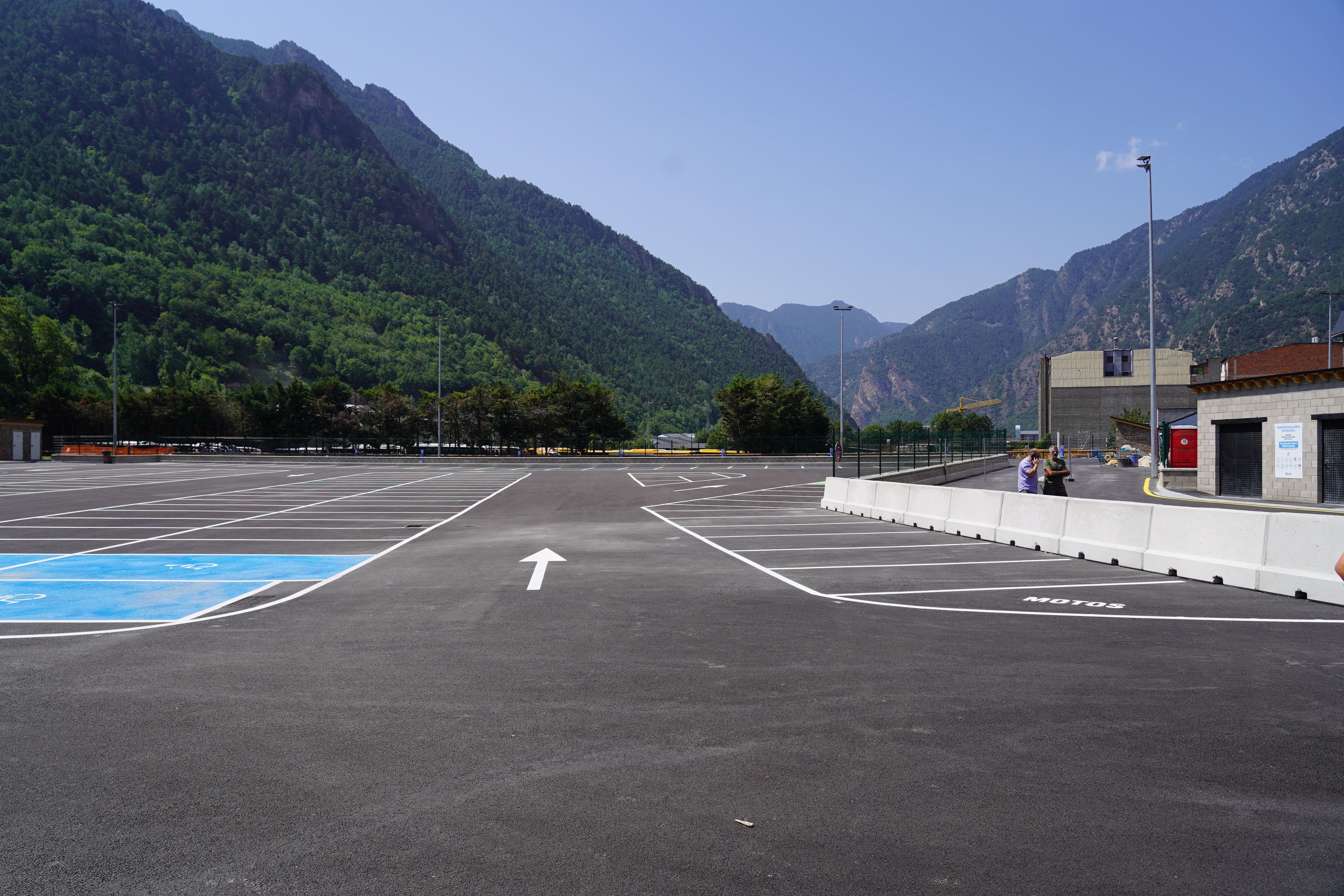 Vista general del nou aparcament. Vista general del nou aparcament.