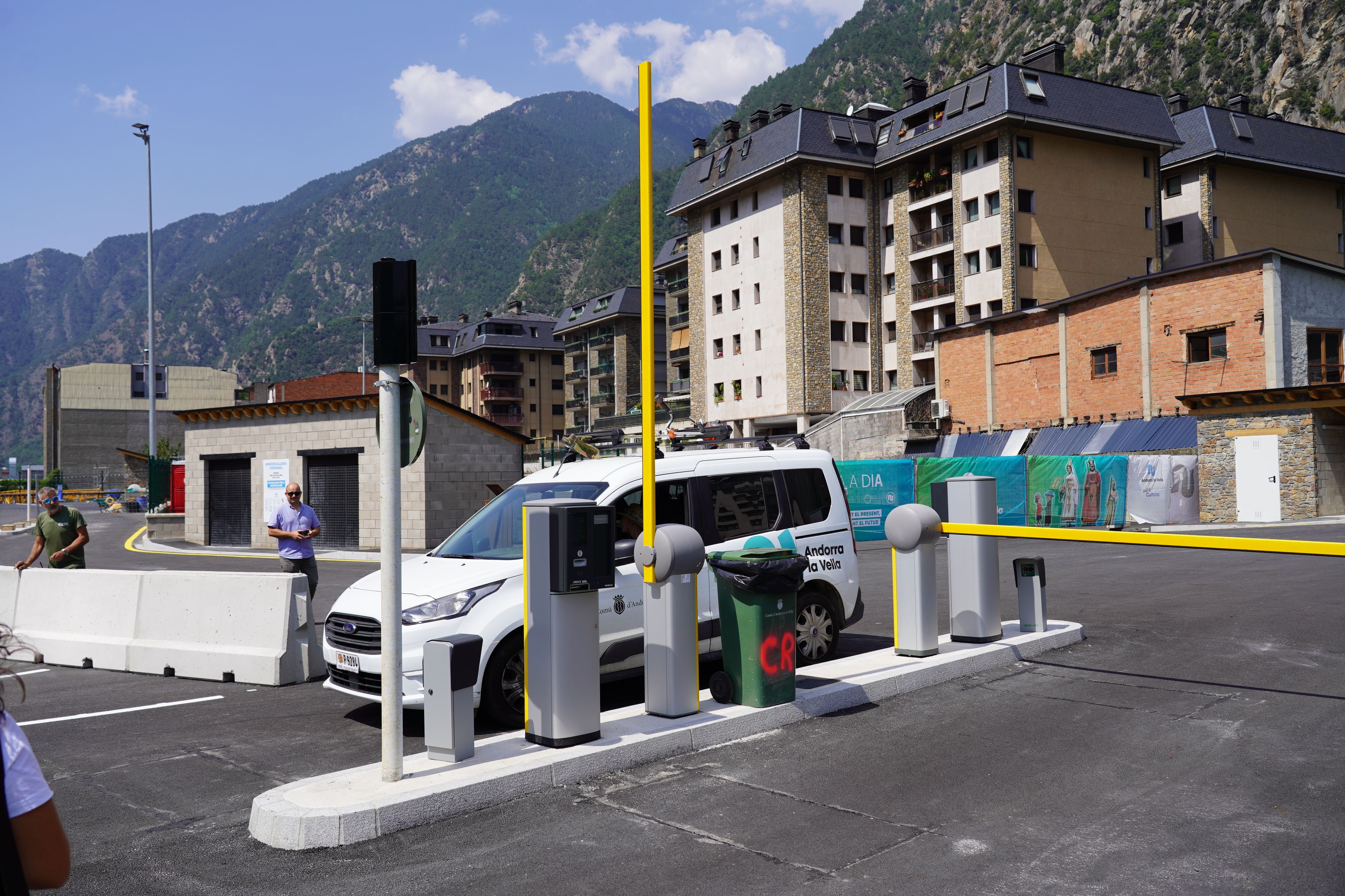 Un vehicle del comú, el primer en entrar a l'aparcament. Un vehicle del comú, el primer en entrar a l'aparcament.
