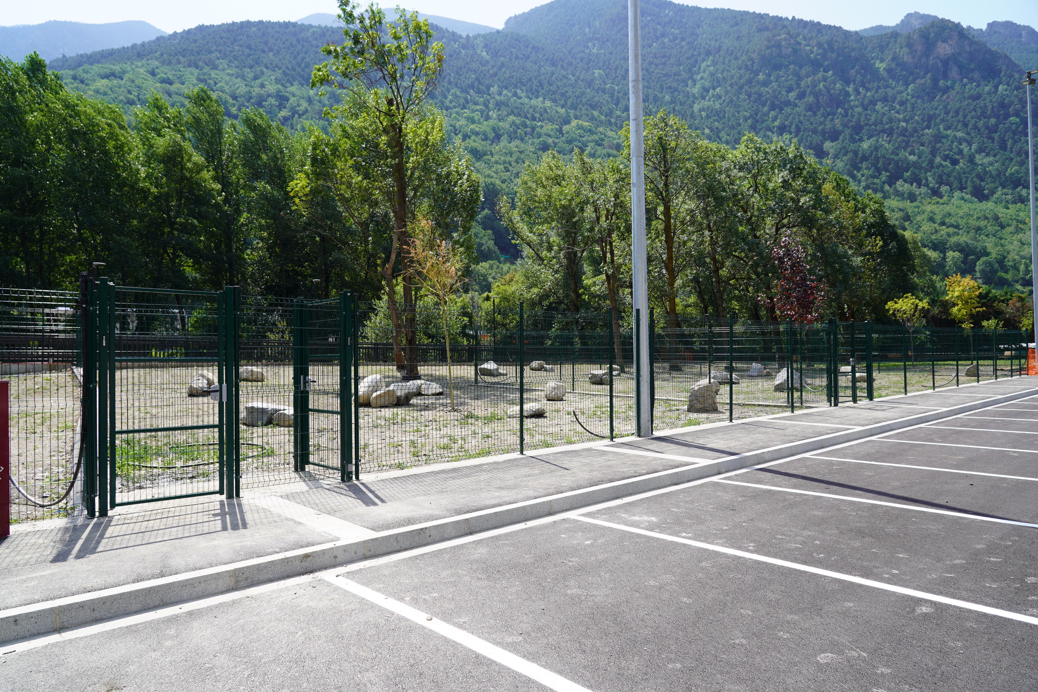 La zona de gossos es distribuirà en tres petits parcs. La zona de gossos es distribuirà en tres petits parcs.