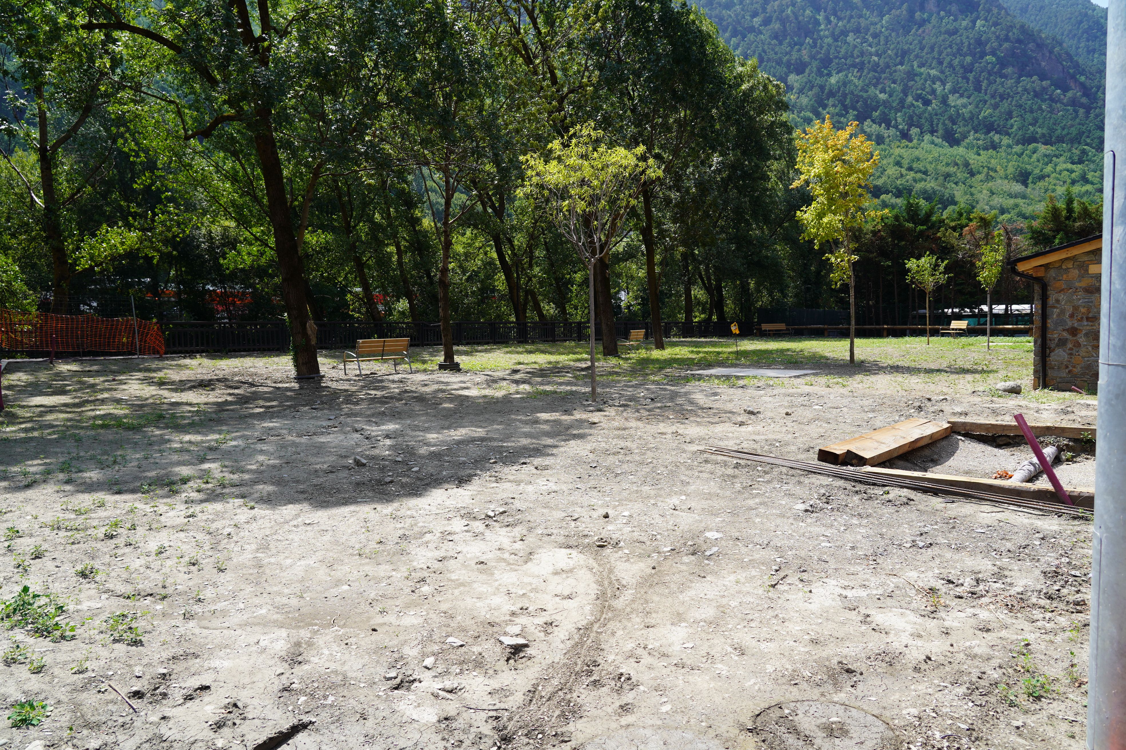 Problemes en la compactació de terres han obligat a ajornar la inauguració de la zona. Problemes en la compactació de terres han obligat a ajornar la inauguració de la zona.
