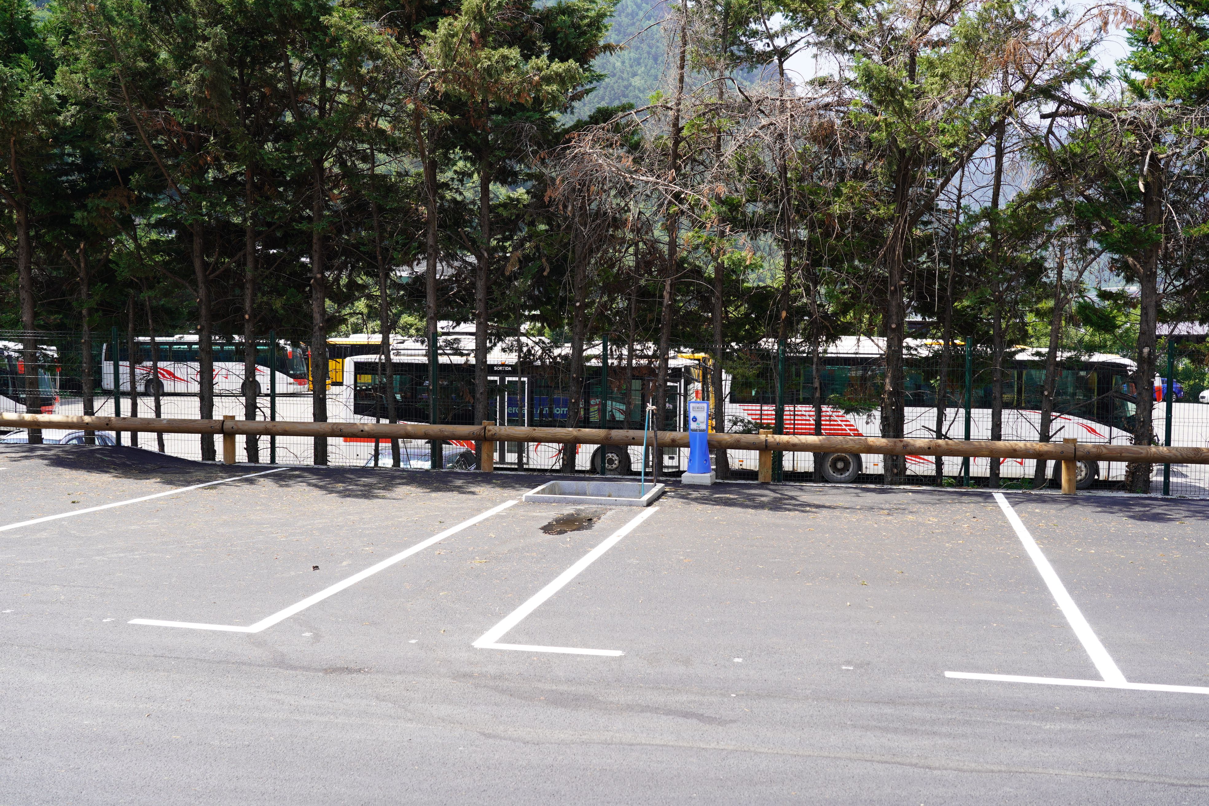 Les places de rotació per a autocaravanes, amb eines per fer el buidatge d'aigües. Les places de rotació per a autocaravanes, amb eines per fer el buidatge d'aigües.