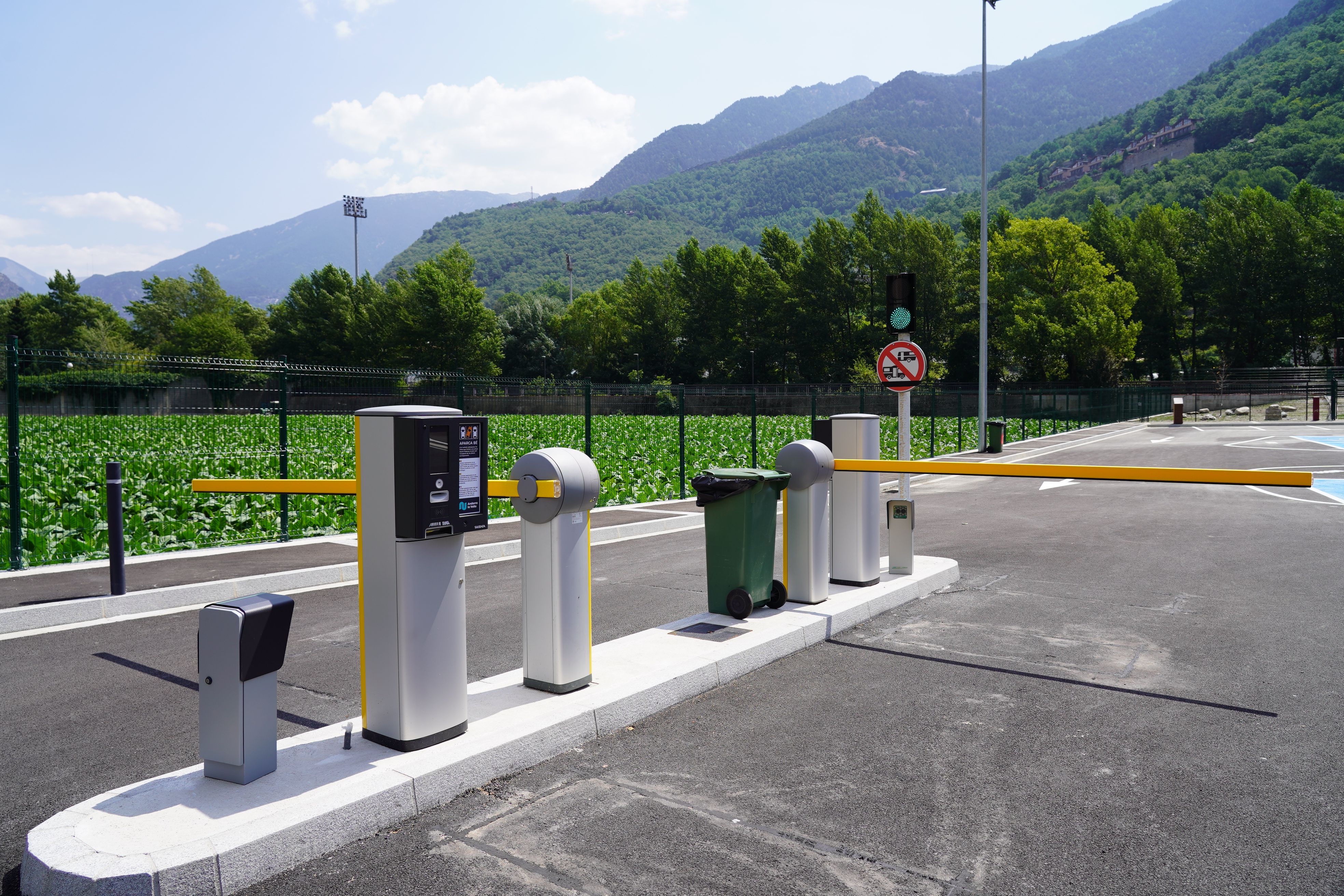 Els torns per entrar i sortir del nou pàrquing ubicat a tocar de l'antic Camí Ral. Els torns per entrar i sortir del nou pàrquing ubicat a tocar de l'antic Camí Ral.