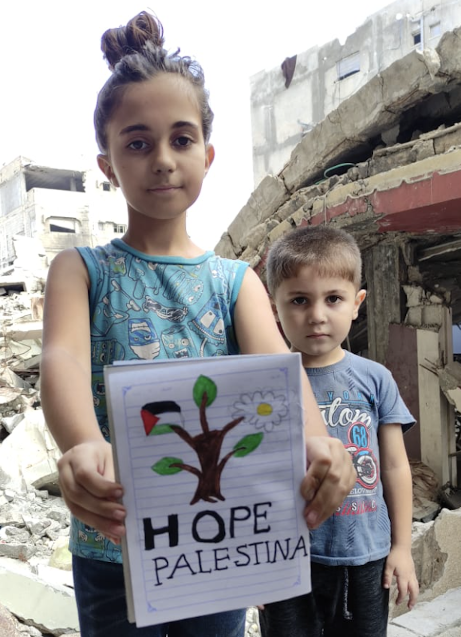 Dues criatures palestines amb un dibuix del logo de Hope Palestina. La fotografia ha estat facilitada per la plataforma.