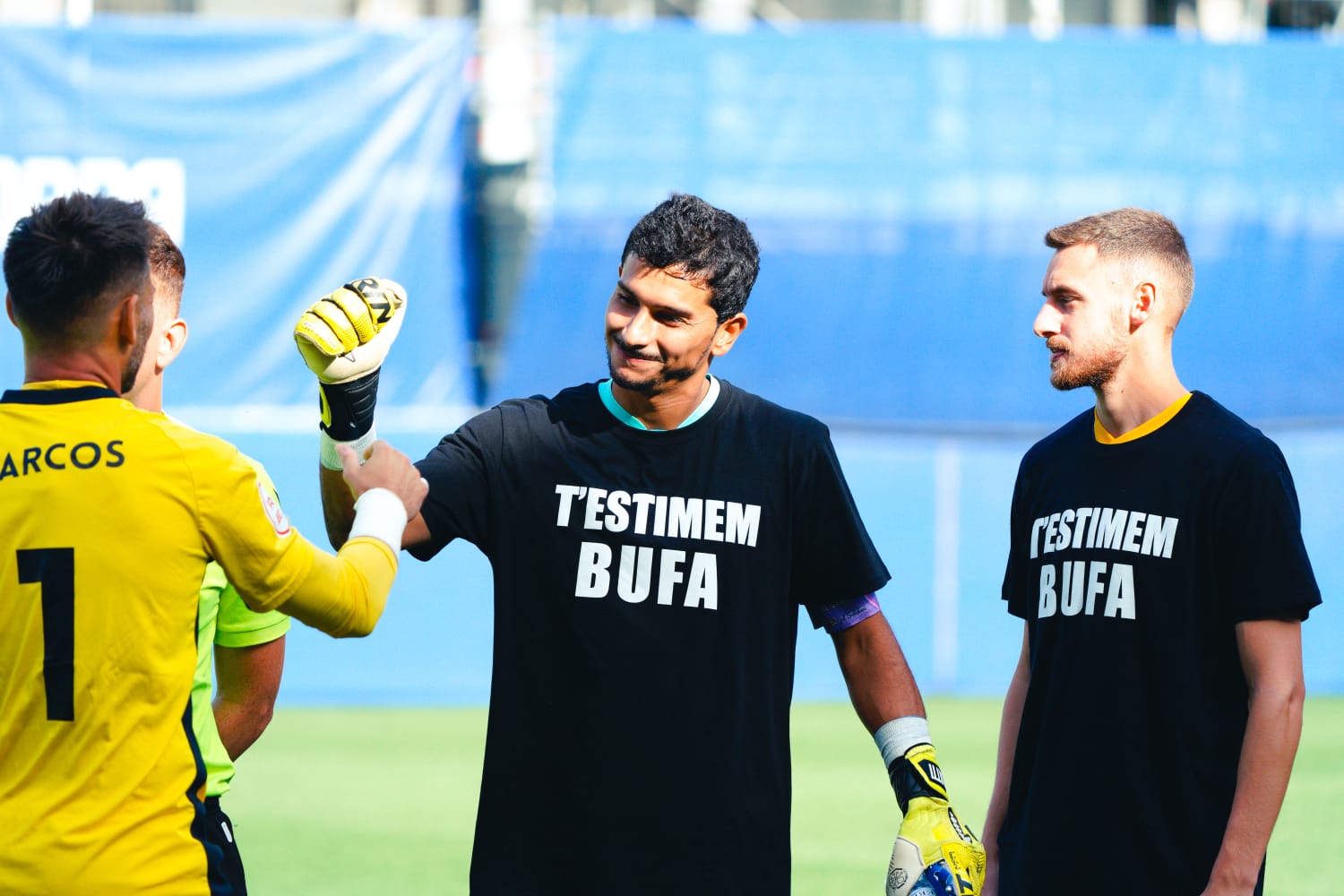 La plantilla de l'FC Andorra, amb samarretes de suport després de trencar-se el tendó d'Aquil·les. La plantilla de l'FC Andorra, amb samarretes de suport després de trencar-se el tendó d'Aquil·les.