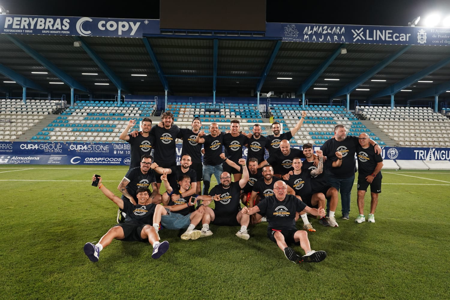 L'staff tècnic de l'ascens, en una foto d'equip a El Toralín. L'staff tècnic de l'ascens, en una foto d'equip a El Toralín.