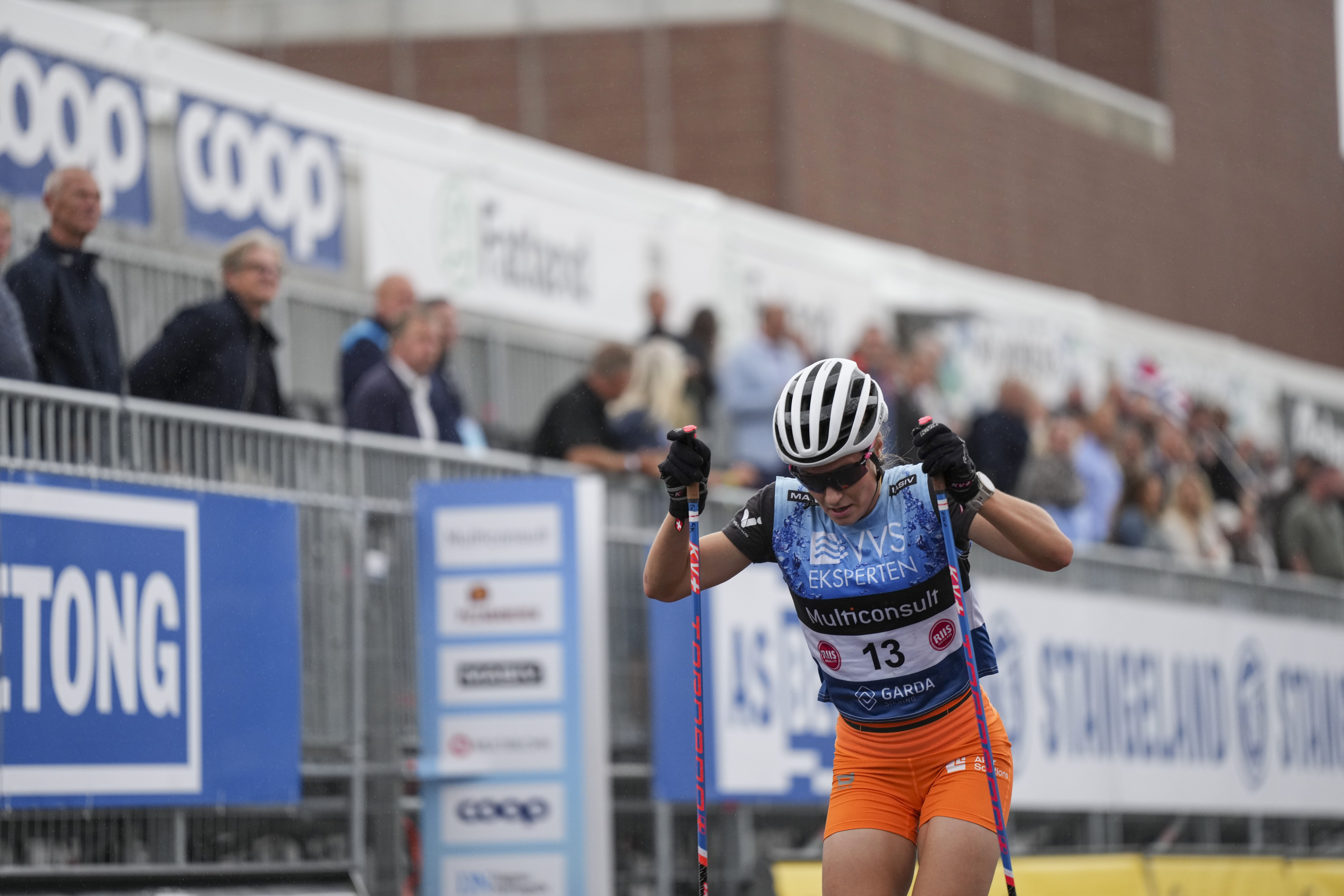 Gina del Rio, a la línia d'arribada de la cursa. Gina del Rio, a la línia d'arribada de la cursa.