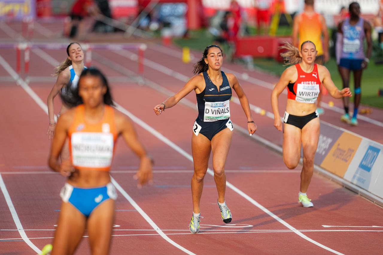 Duna Viñals, a la línia d'arribada dels 400 metres.