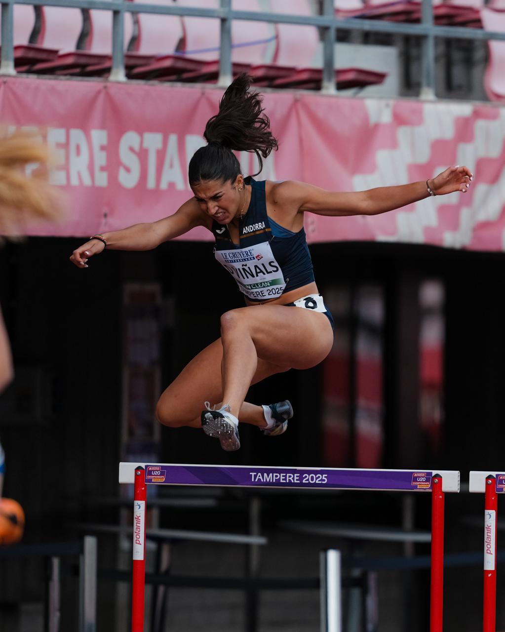 Viñals, saltant una de les valles de la cursa.