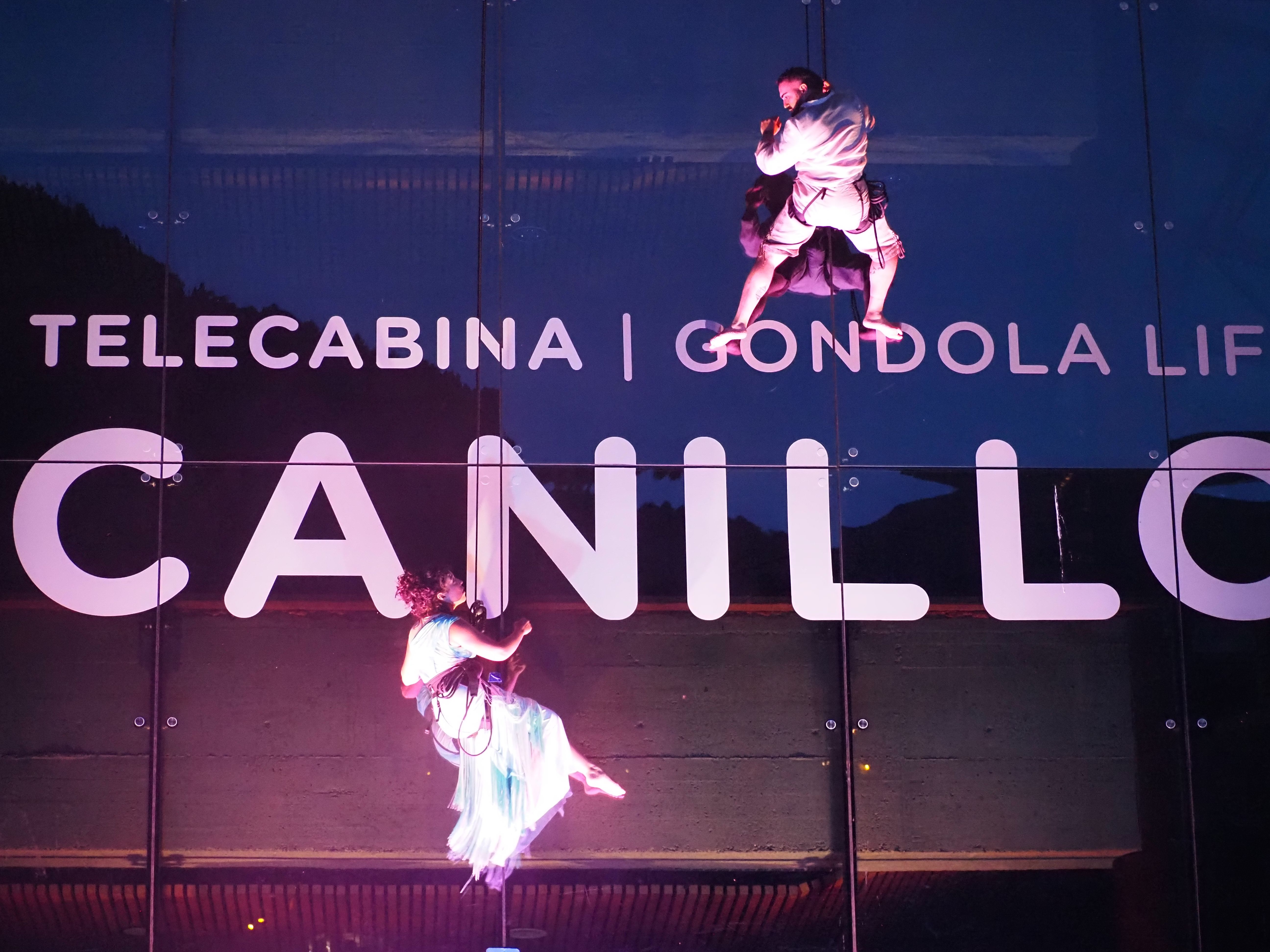 Dos dels protagonistes de la dansa vertical de 'Goja'. Dos dels protagonistes de la dansa vertical de 'Goja'.