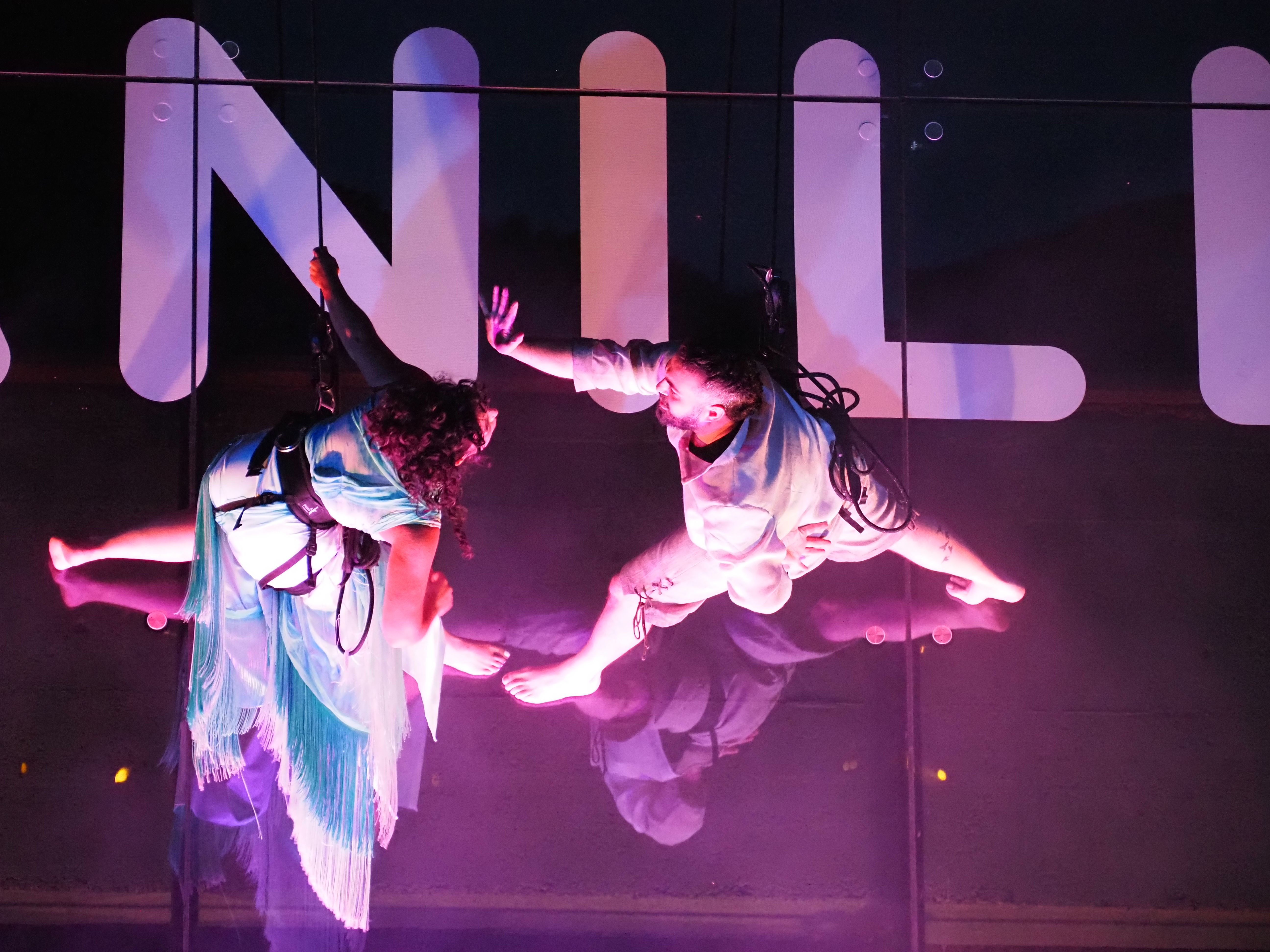 Dos dels protagonistes de la dansa vertical de 'Goja'. Dos dels protagonistes de la dansa vertical de 'Goja'.