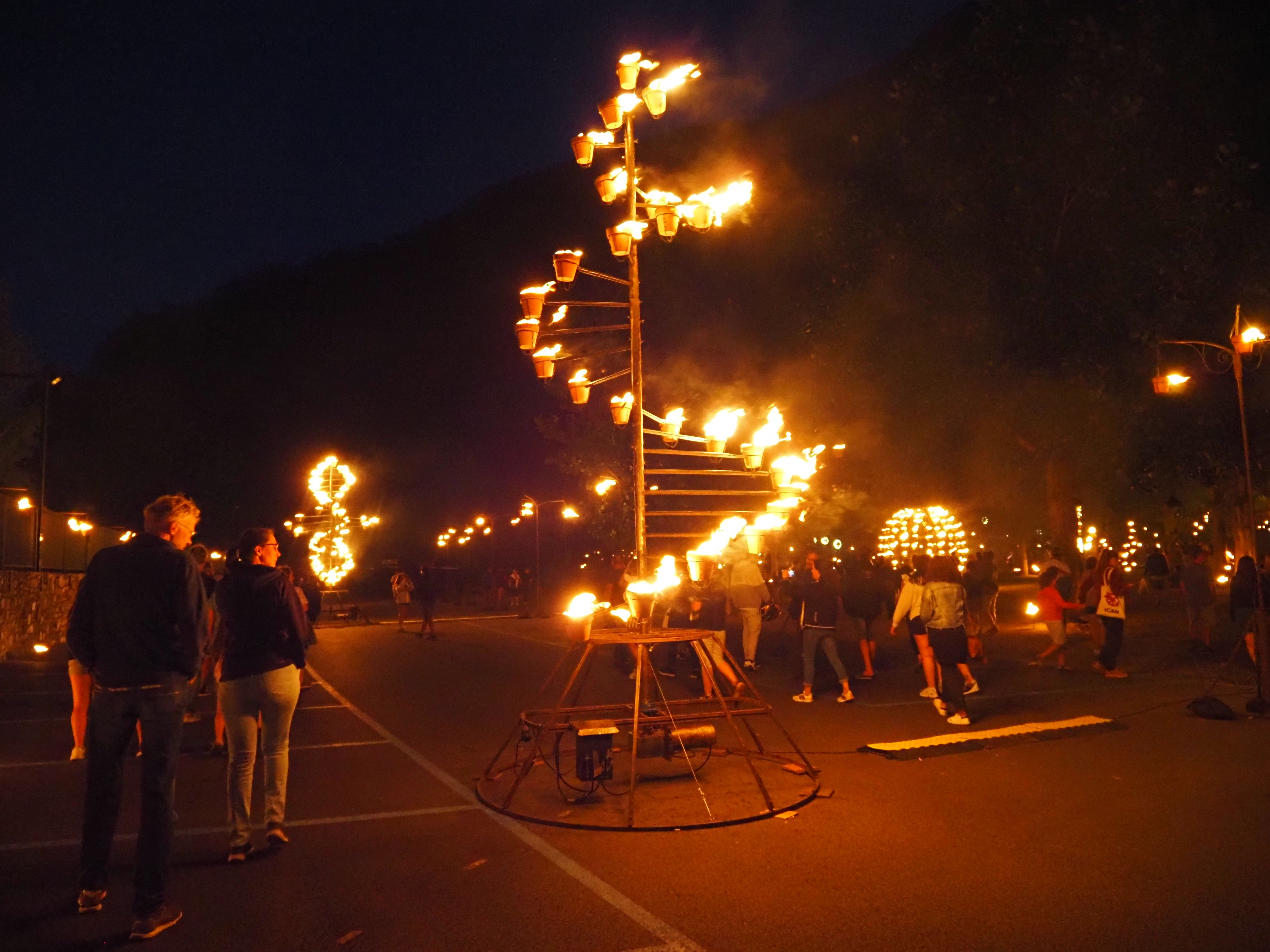 Grans estructures han dibuixat formes de tot tipus amb foc. Grans estructures han dibuixat formes de tot tipus amb foc.