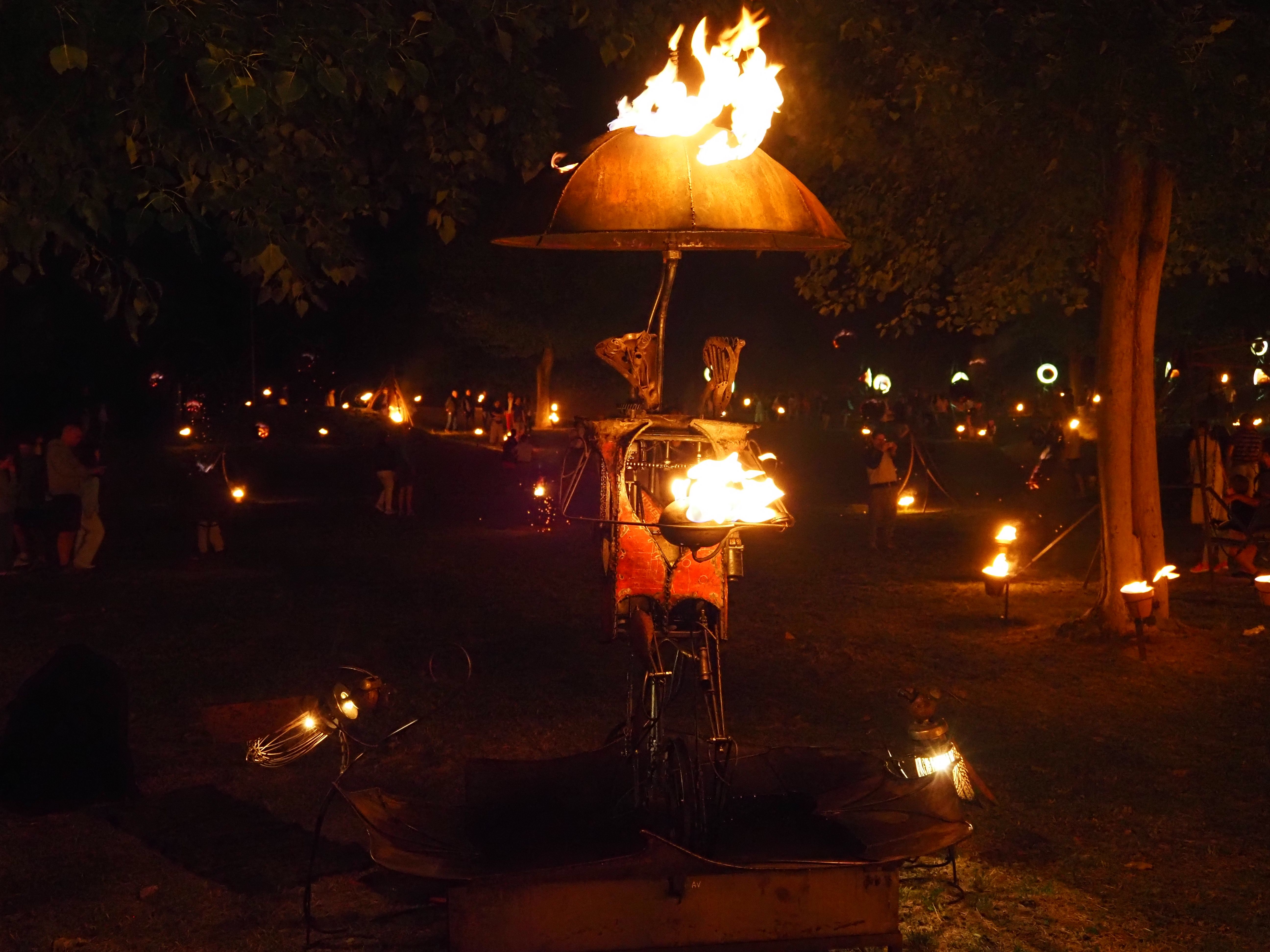 Una de les figures de foc de la instal·lació de la Cia Carabosse. Una de les figures de foc de la instal·lació de la Cia Carabosse.