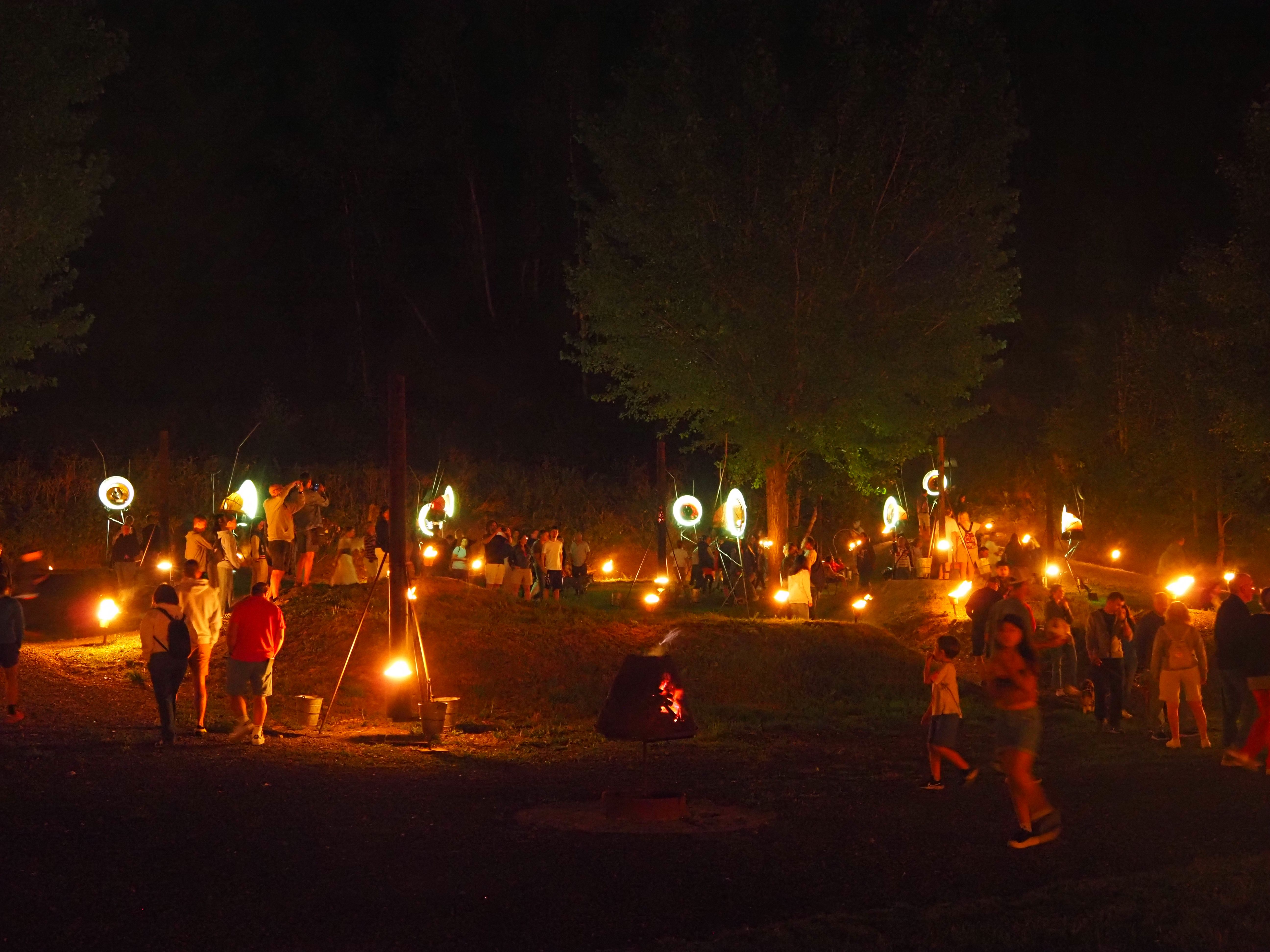 L'antic Càmping Pla s'ha omplert per gaudir de la instal·lació de foc. L'antic Càmping Pla s'ha omplert per gaudir de la instal·lació de foc.