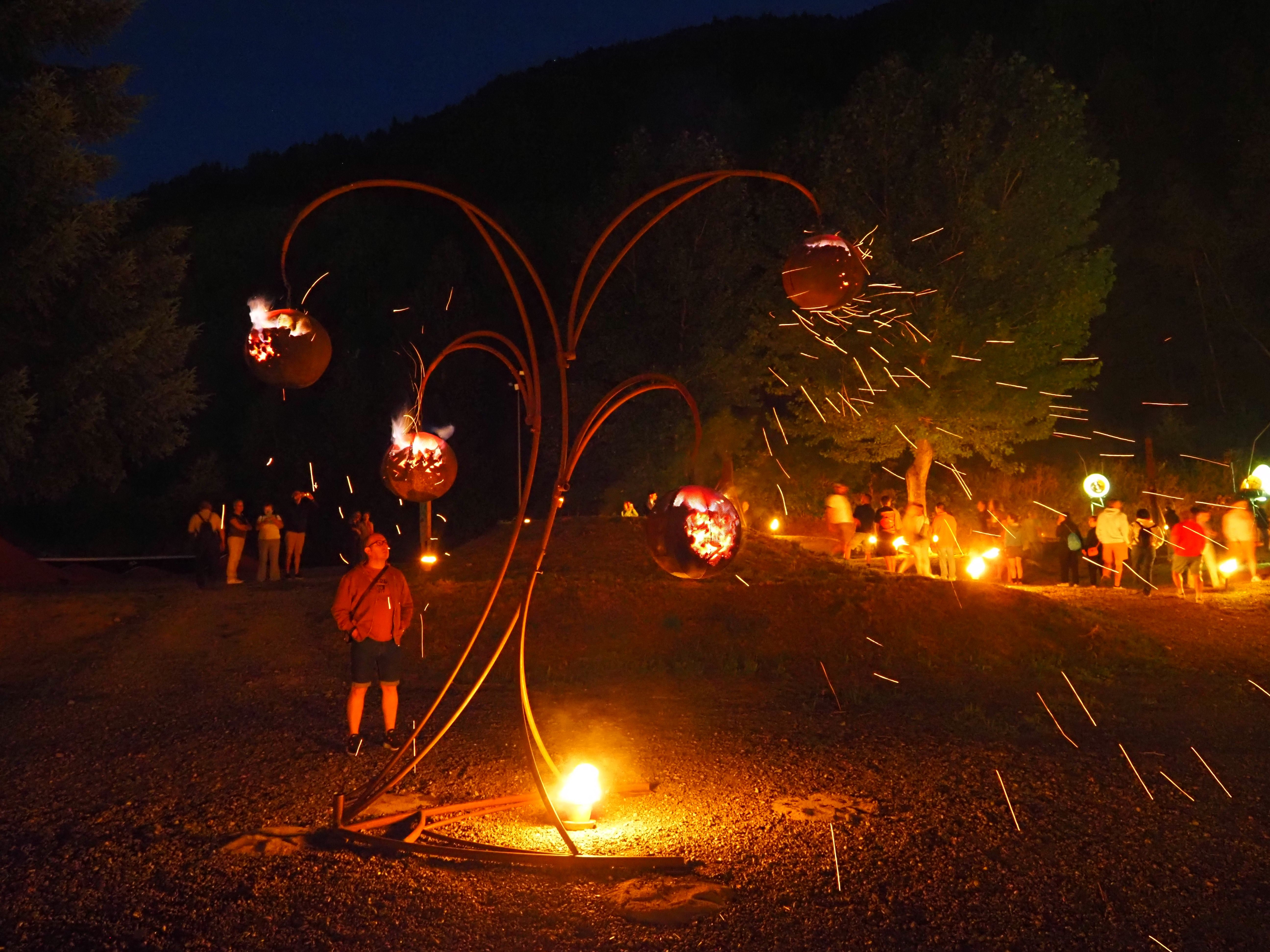 Una de les estructures de la instal·lació de foc a l'antic Càmping Pla. Una de les estructures de la instal·lació de foc a l'antic Càmping Pla.